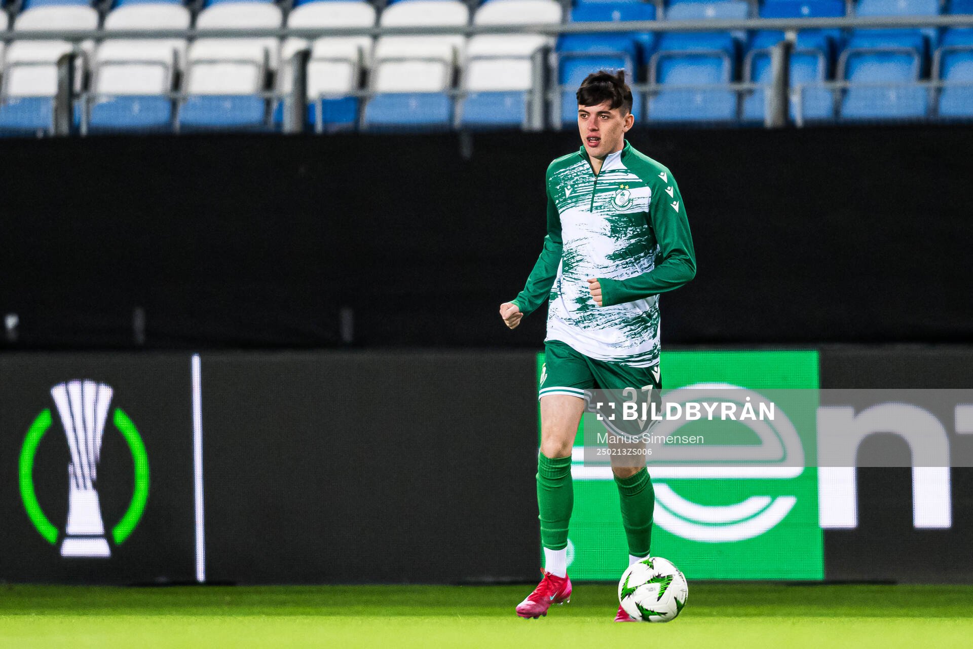 Cory O'Sullivan of Shamrock Rovers warms up