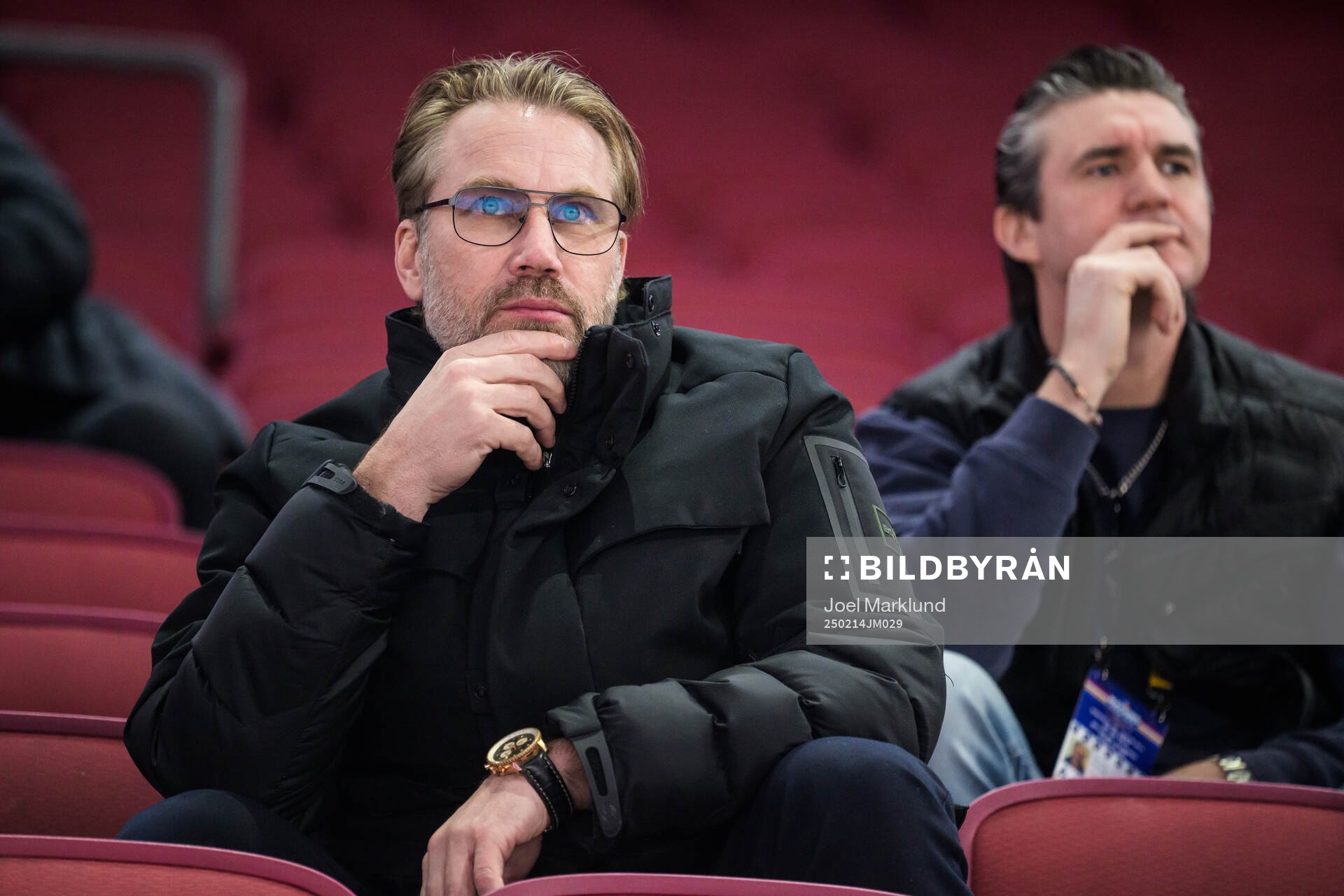 Former player Peter Forsberg of Sweden looking at team