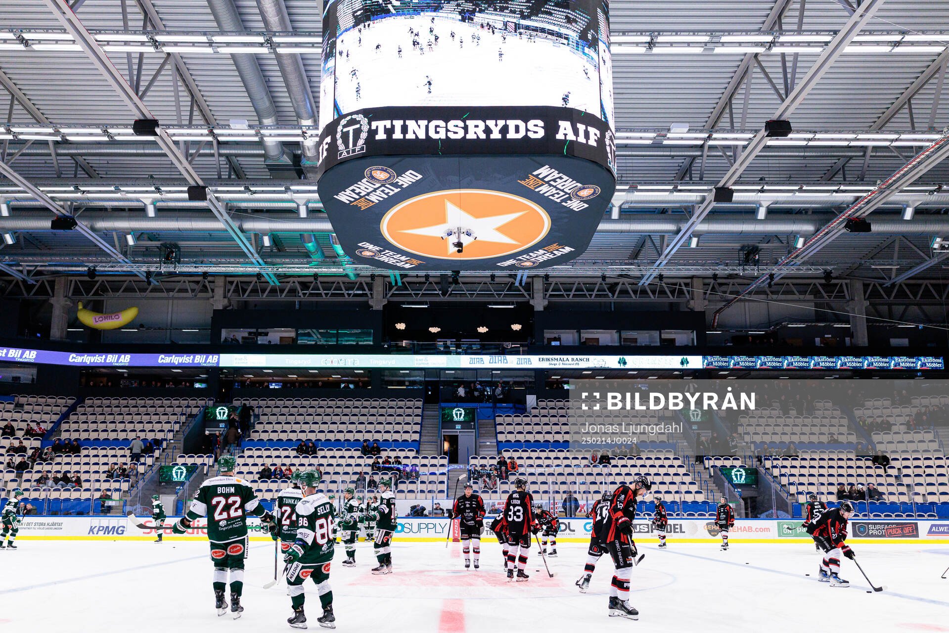 Tingsryds och Nybros spelare värmer upp