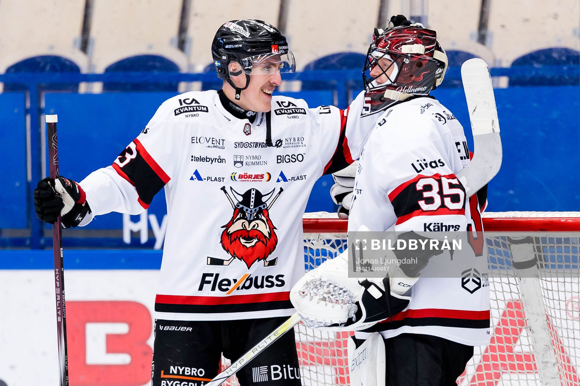 Nybros Felix Olsson och målvakt Alexander Hellnemo jublar