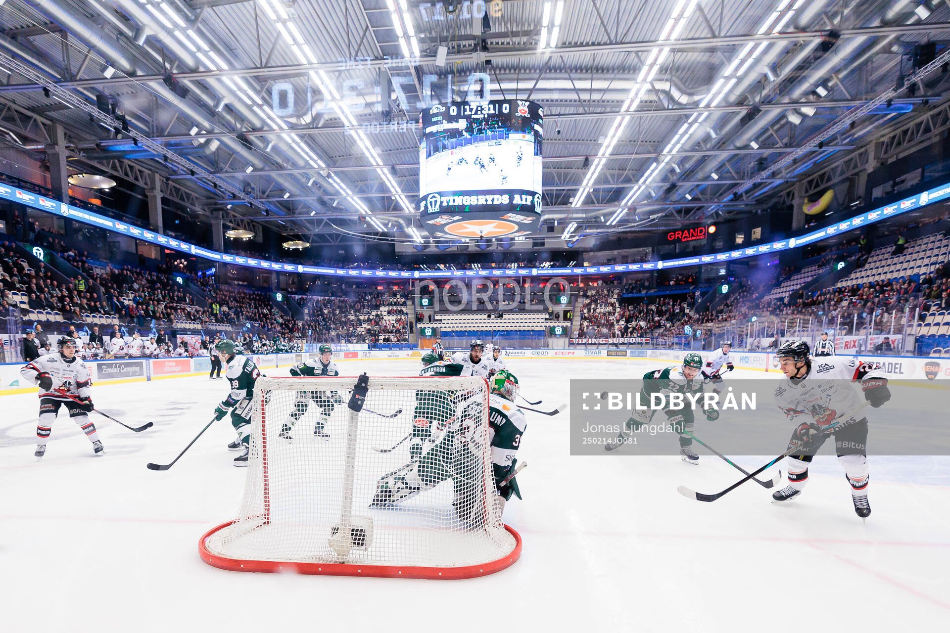 Tingsryds målvakt Emil Cederlund och Nybros Juho Liuksiala