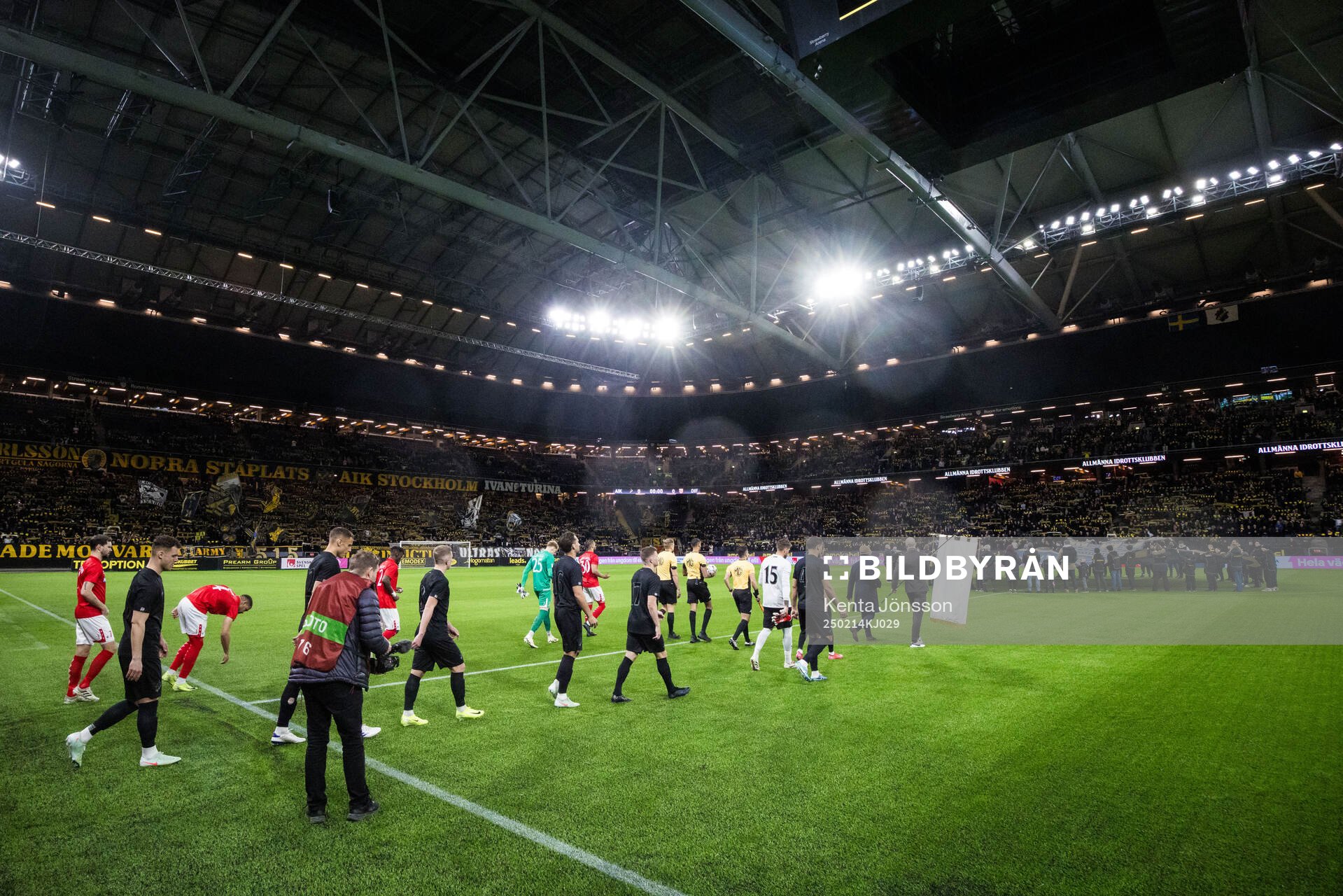 Degerfors och AIKs spelare gör entré