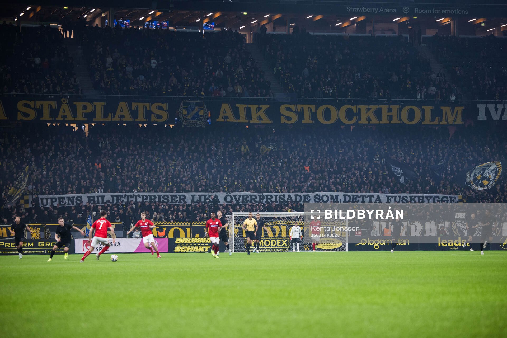 AIKs supportrar med en banderoll