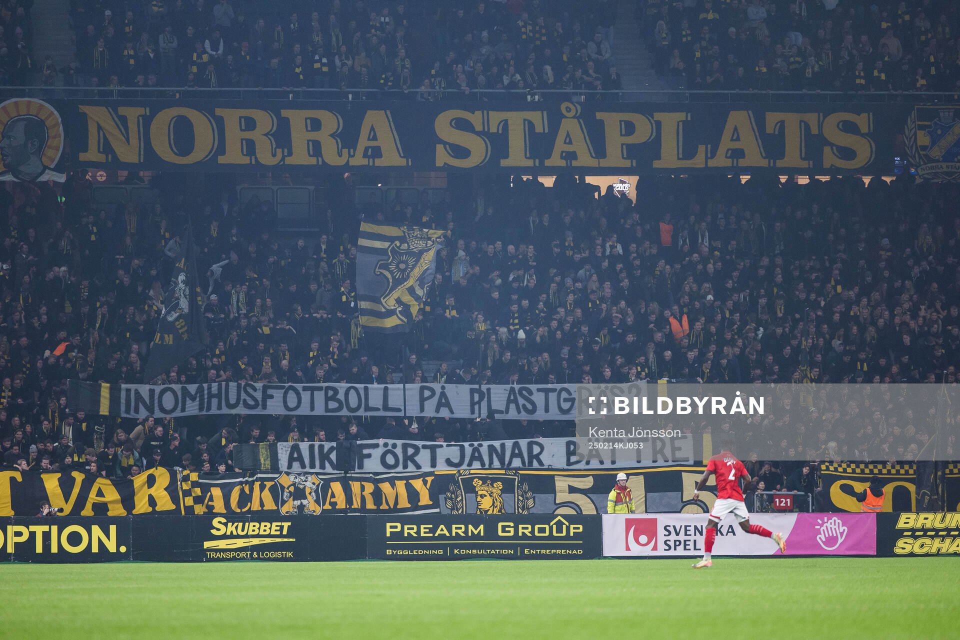 AIKs supportrar med en banderoll
