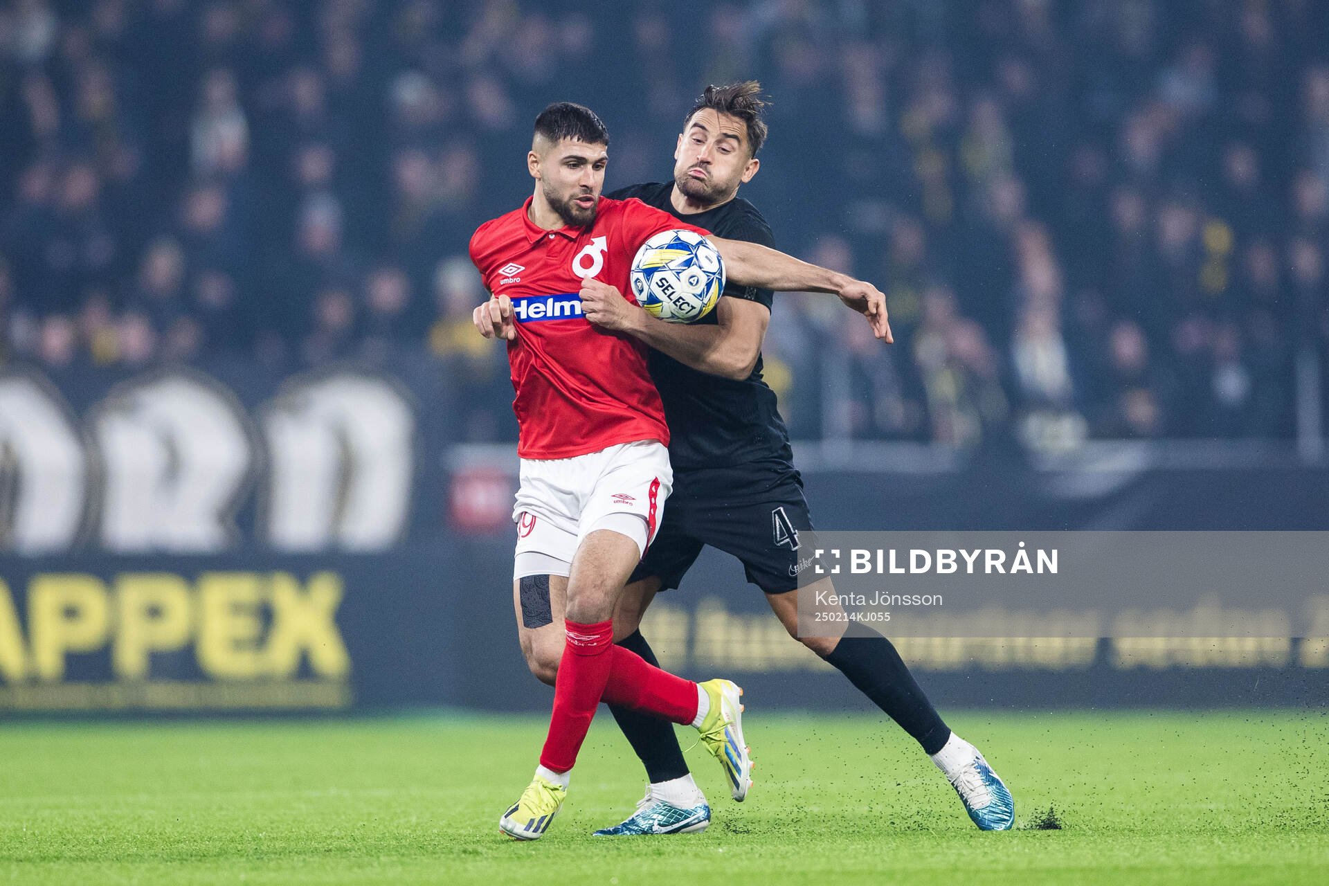 Degerfors Omar Faraj och AIKs Sotirios Papagiannopoulos