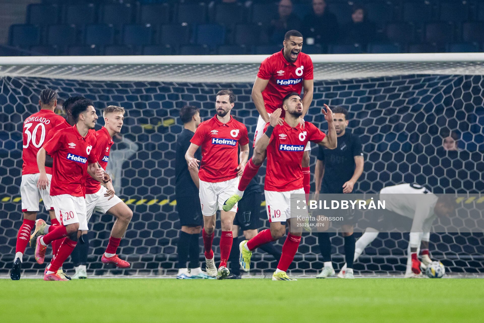 Degerfors Omar Faraj jublar med Leon Hien, Elias Barsoum och Sebastian Ohlsson efter 1-1 under fotbollsmatchen i Svenska Cupen mellan AIK och Degerfors den 14 februari 2025 i Stockholm.