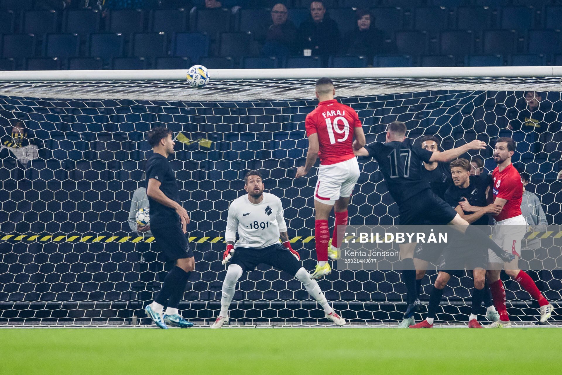 Degerfors Omar Faraj gör 1-1 bakom AIKs målvakt