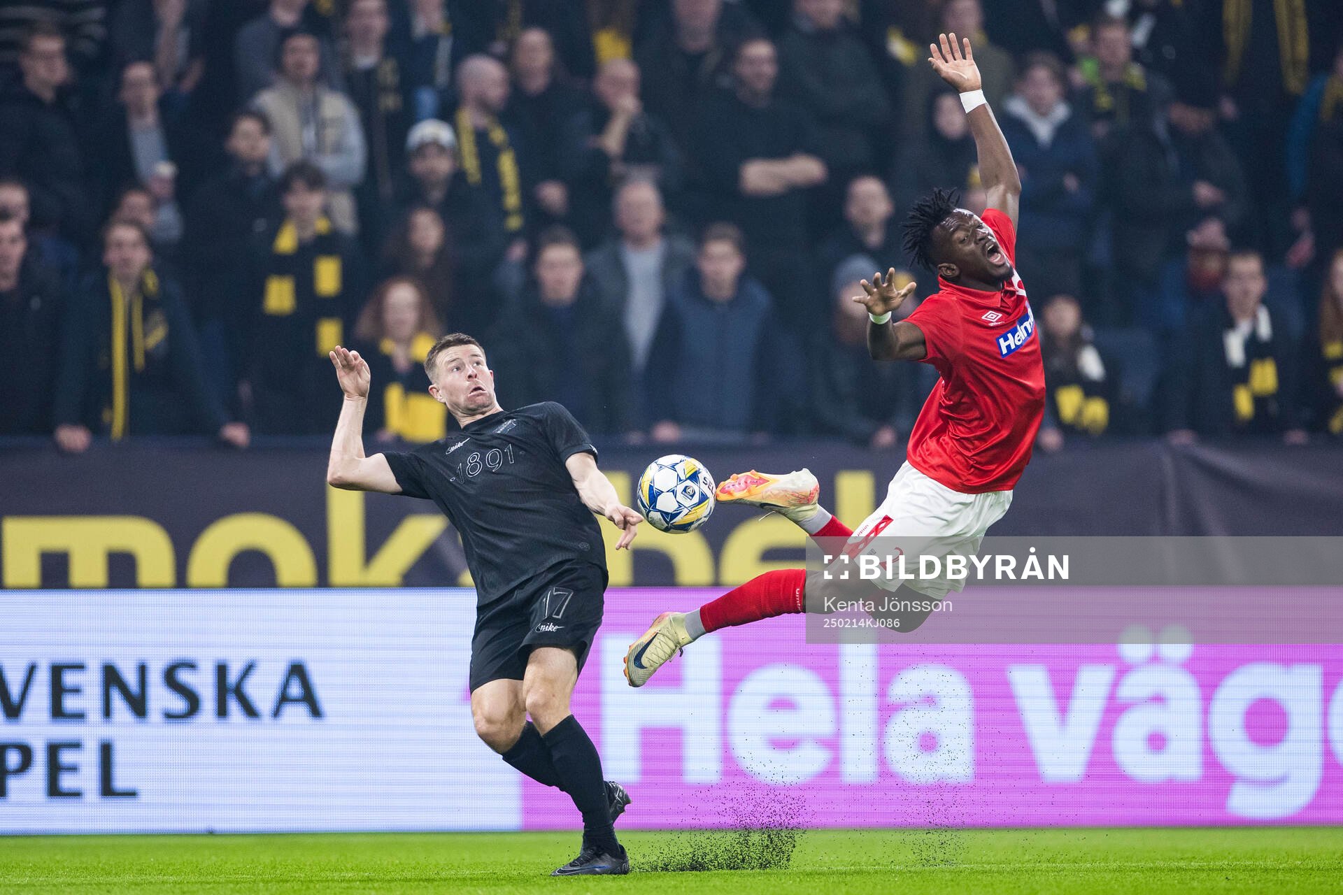 AIKs Mads Thychosen och Degerfors Mamadouba Diaby
