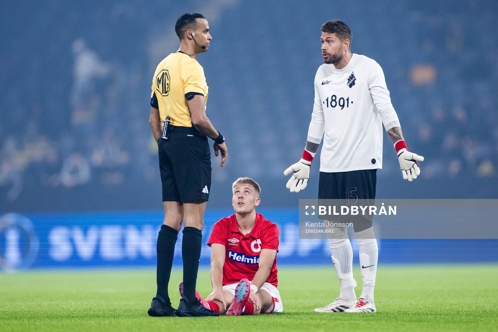Degerfors Elias Pihlström har ont och AIKs målvakt