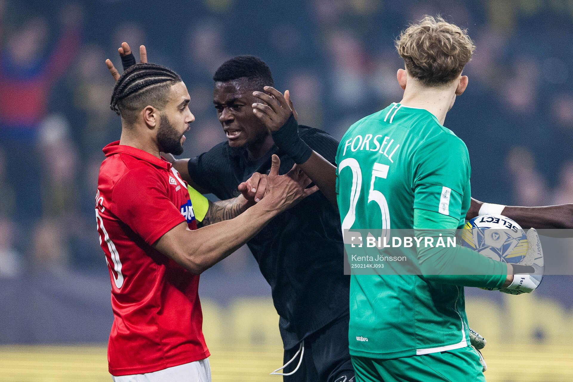 Degerfors Bernardo Morgado och AIKs Emmanuel Gono