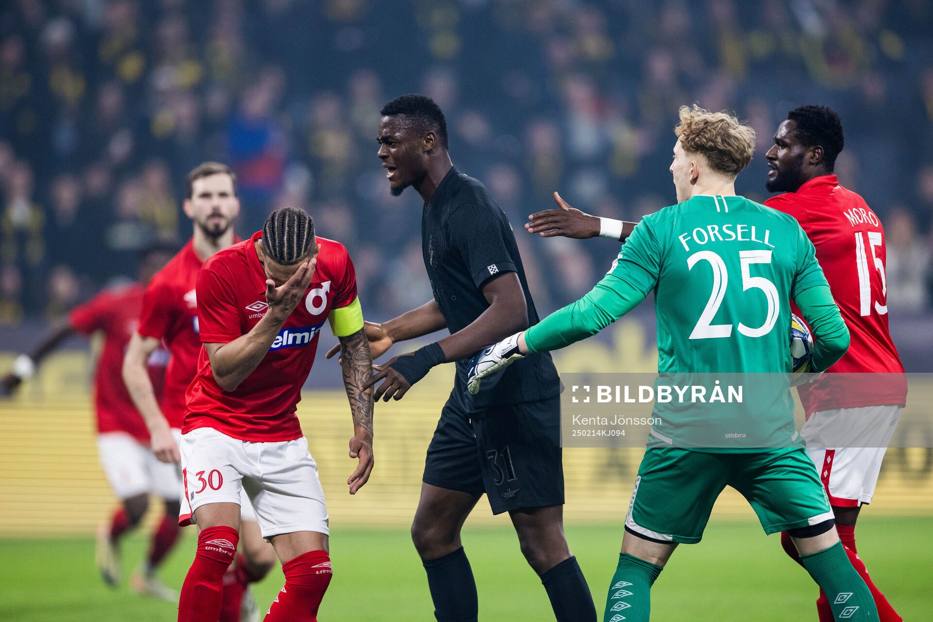 Degerfors Bernardo Morgado och AIKs Emmanuel Gono