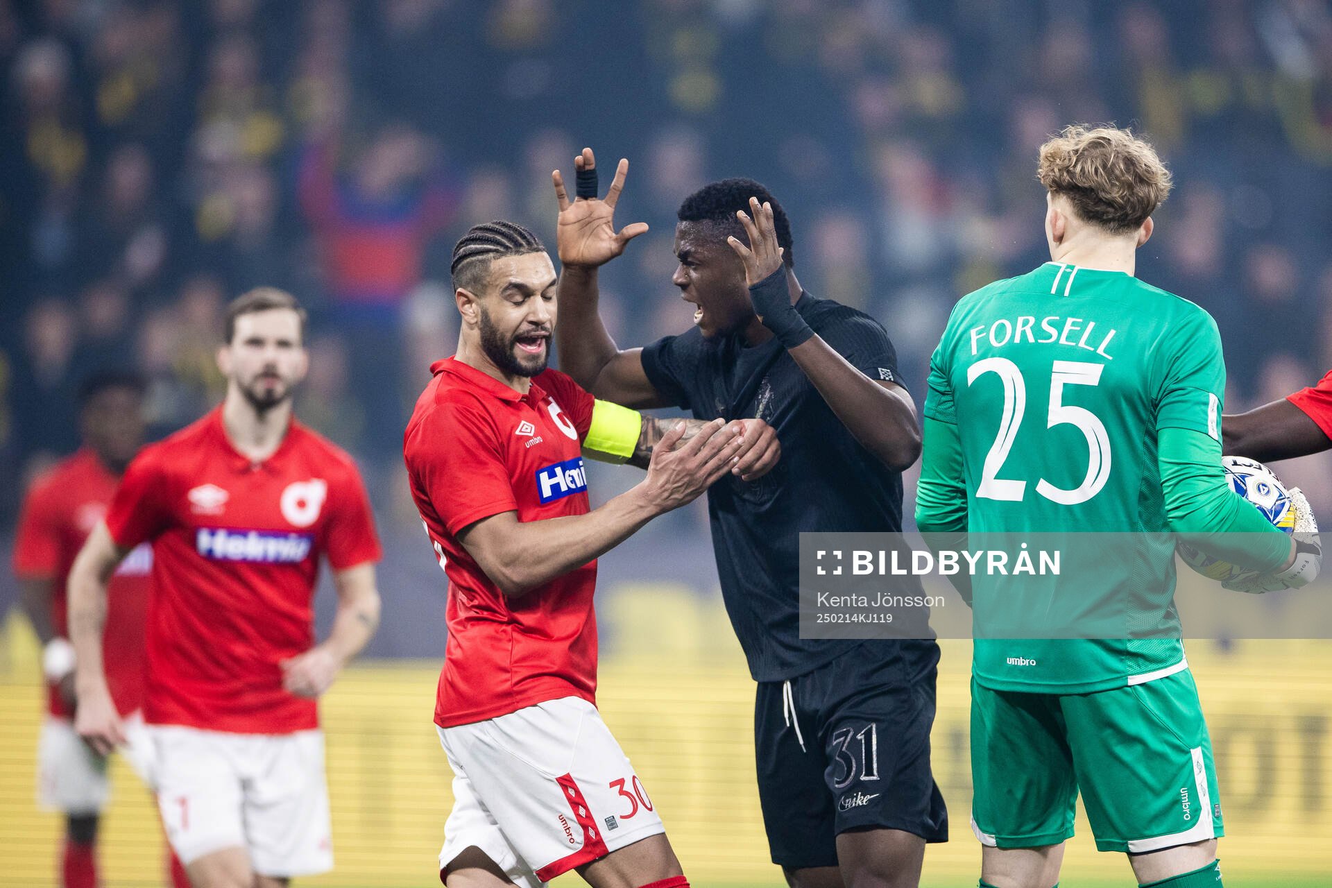 Degerfors Bernardo Morgado och AIKs     Emmanuel Gono i ett