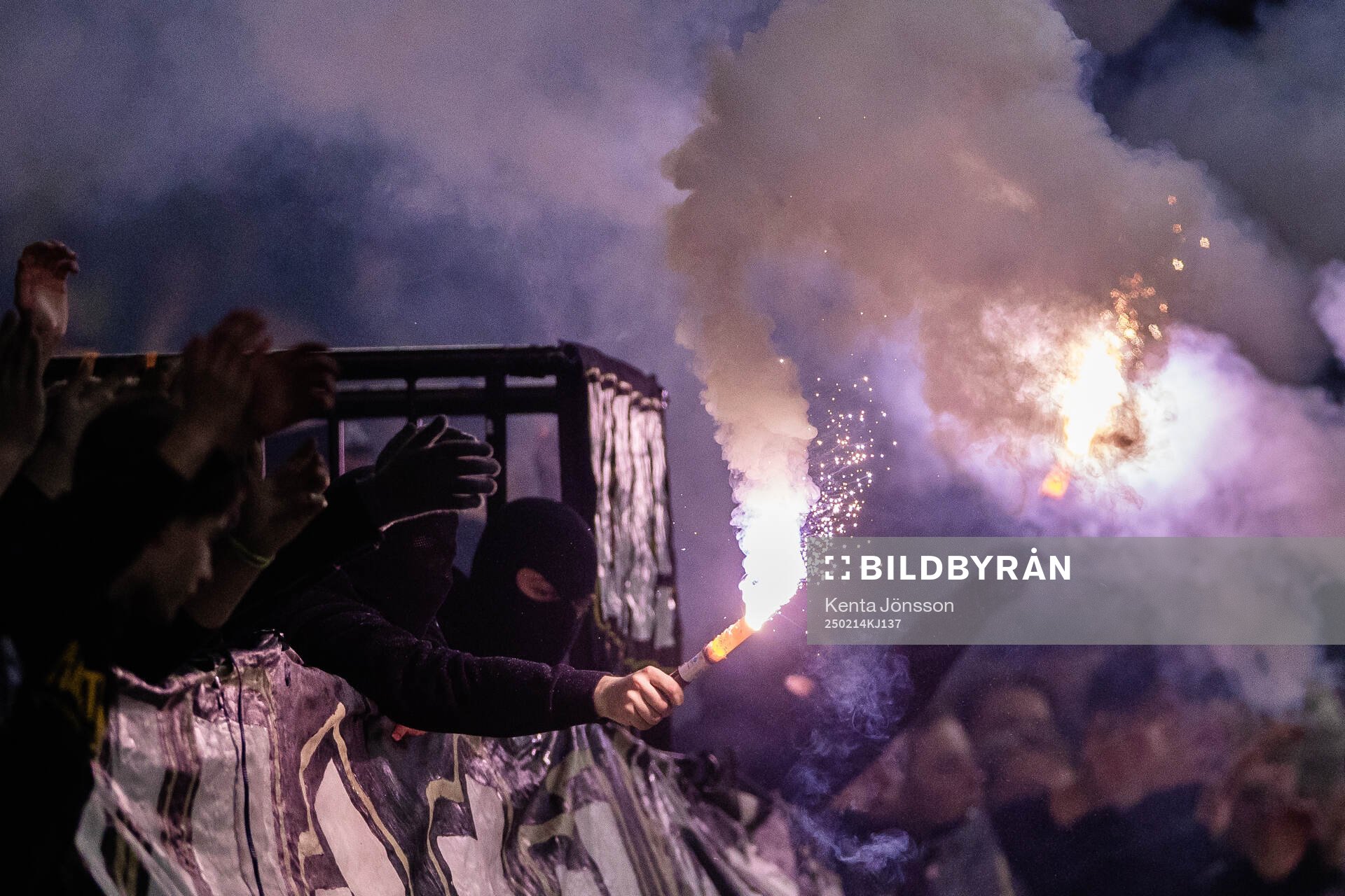 AIKs supportrar med pyroteknik