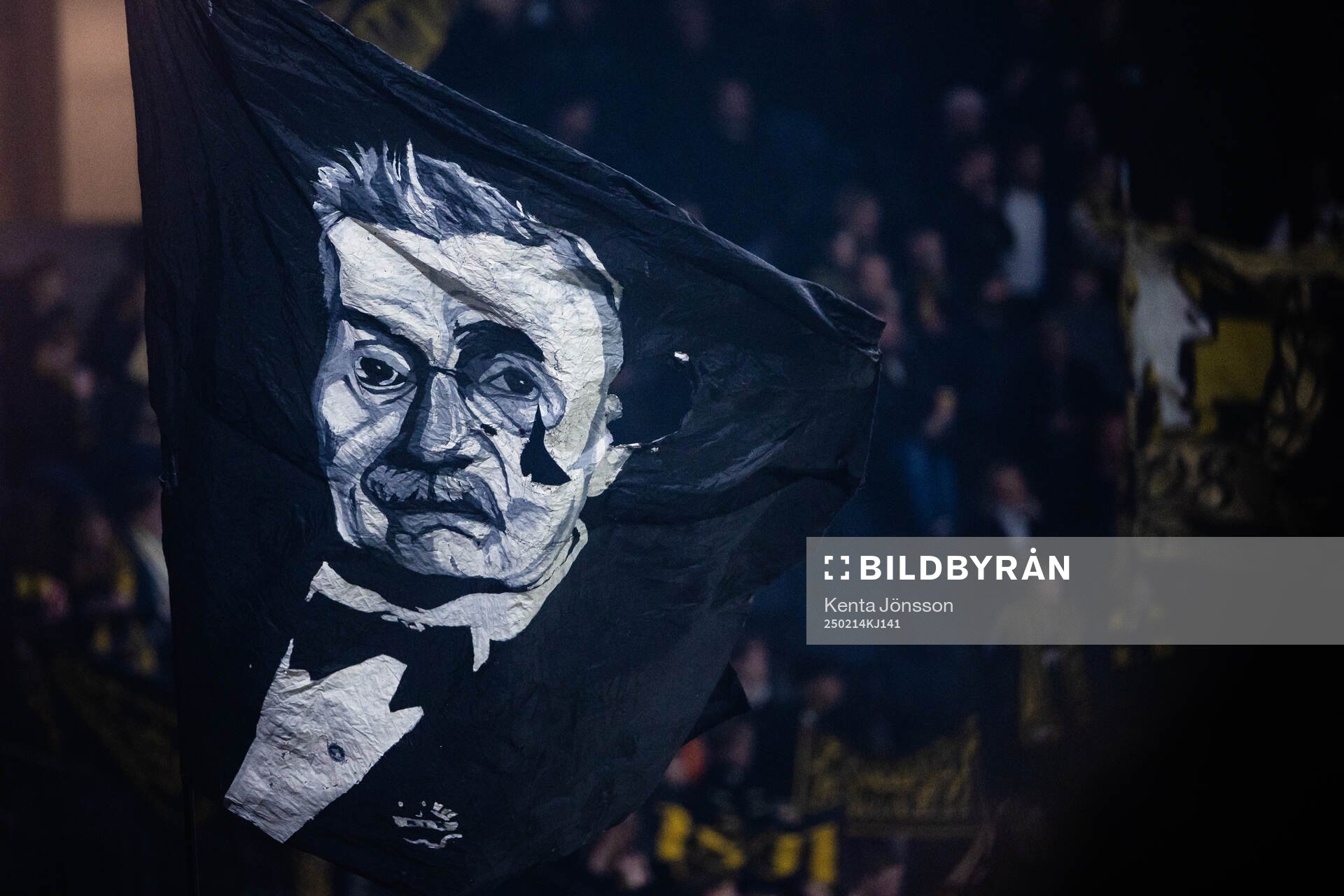 AIKs supportrar med en flagga förställande Isidor