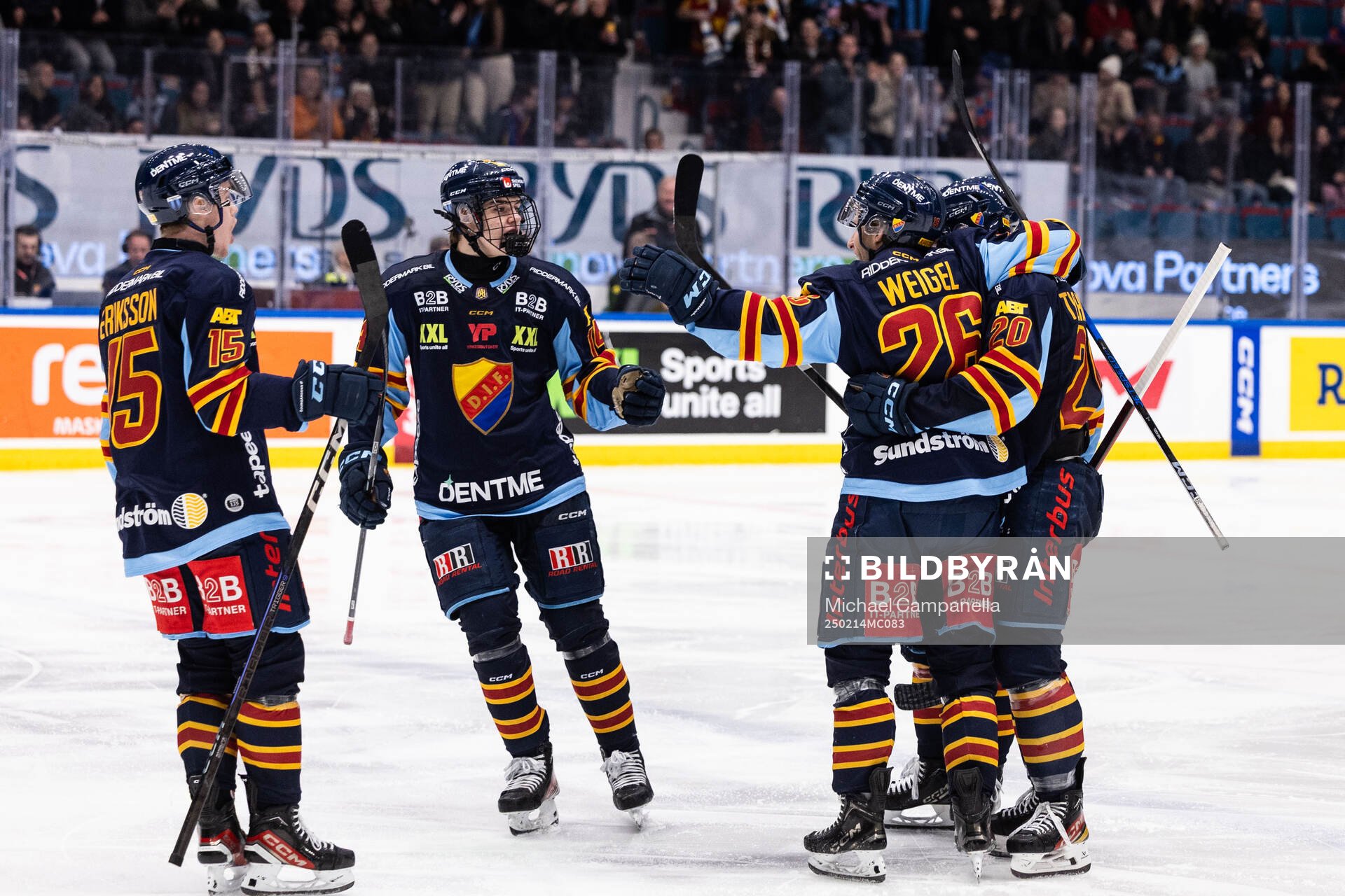 Djurgårdens Fredric Weigel jublar med lagkamrater