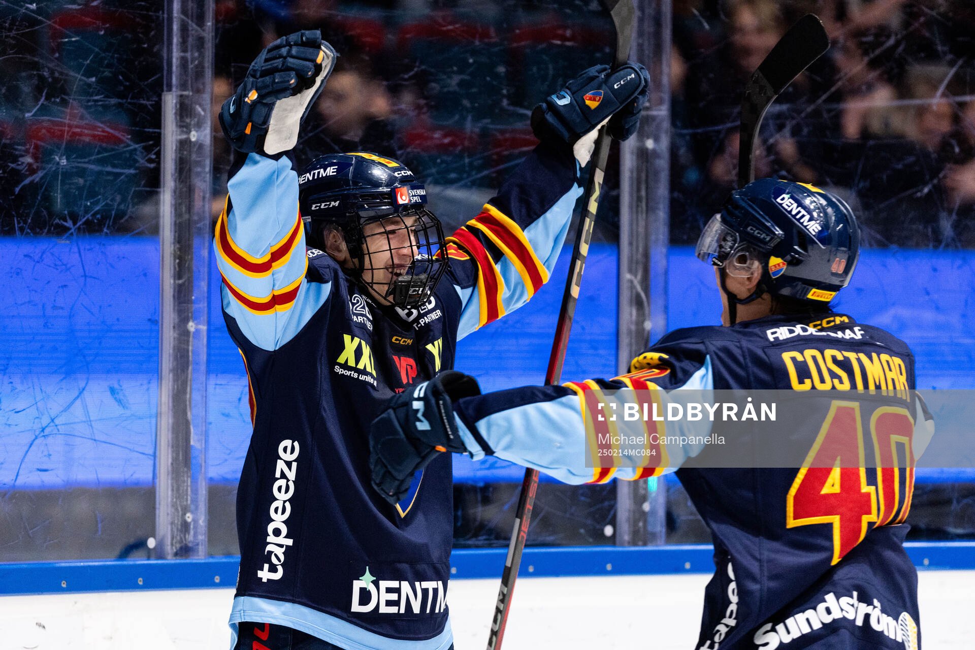 Djurgårdens Viggo Björck jublar med Arvid Costmar