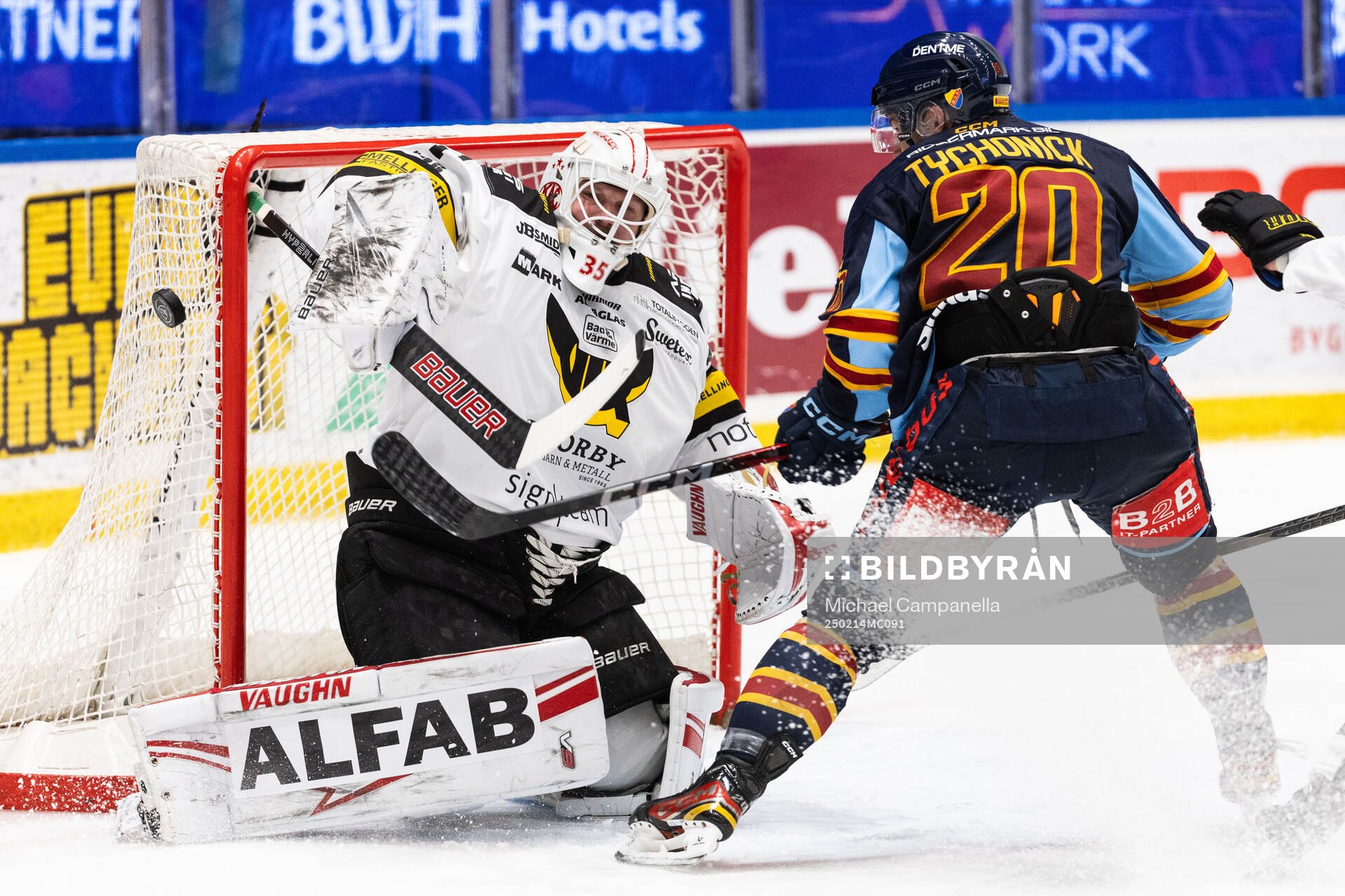 Västerås målvakt Christian Engstrand och Djurgårdens