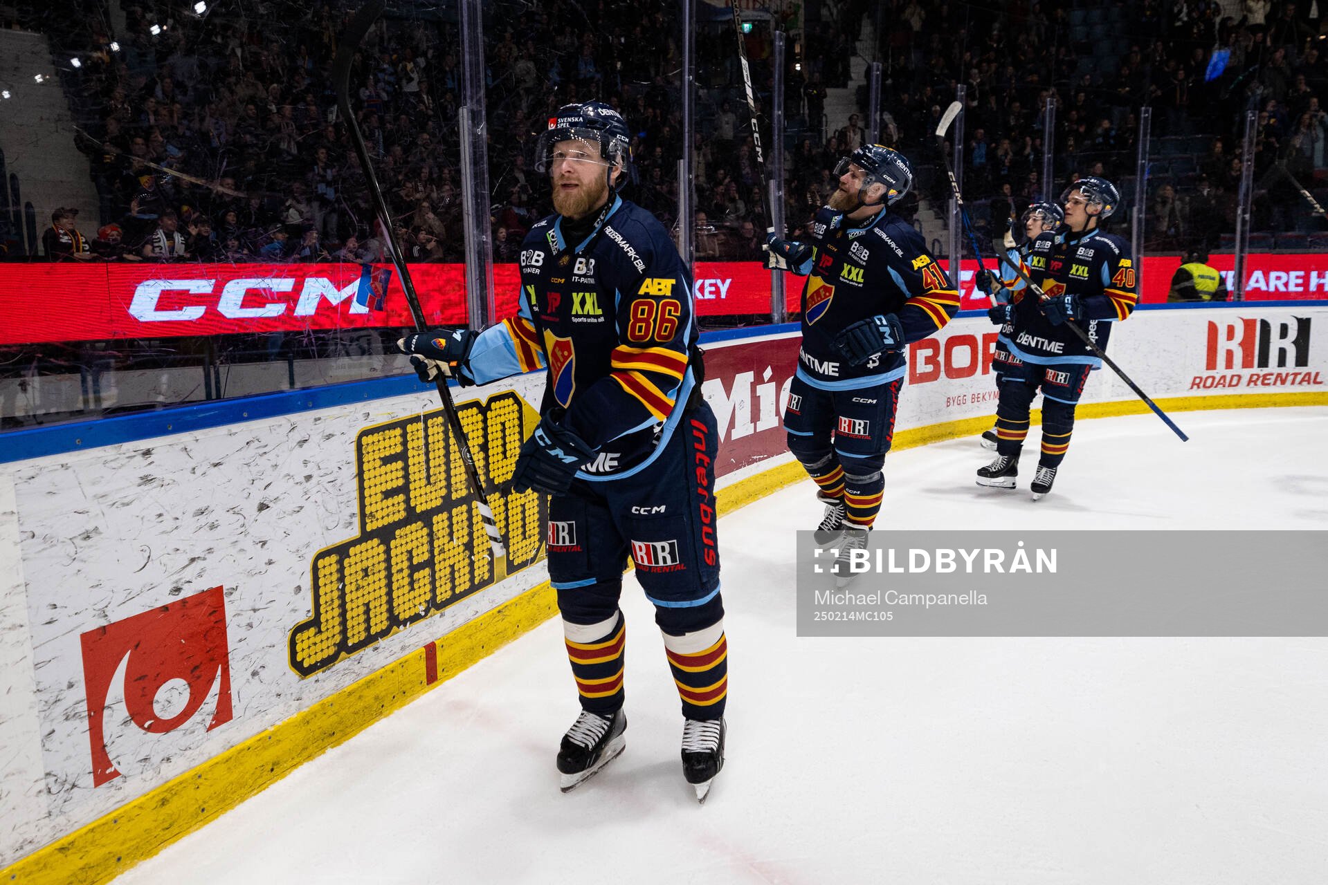 Djurgårdens Linus Klasen tackar publiken