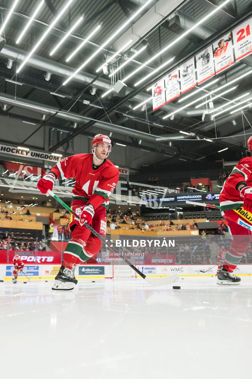 Modos Sam Vigneault innan ishockeymatchen i SHL mellan Modo