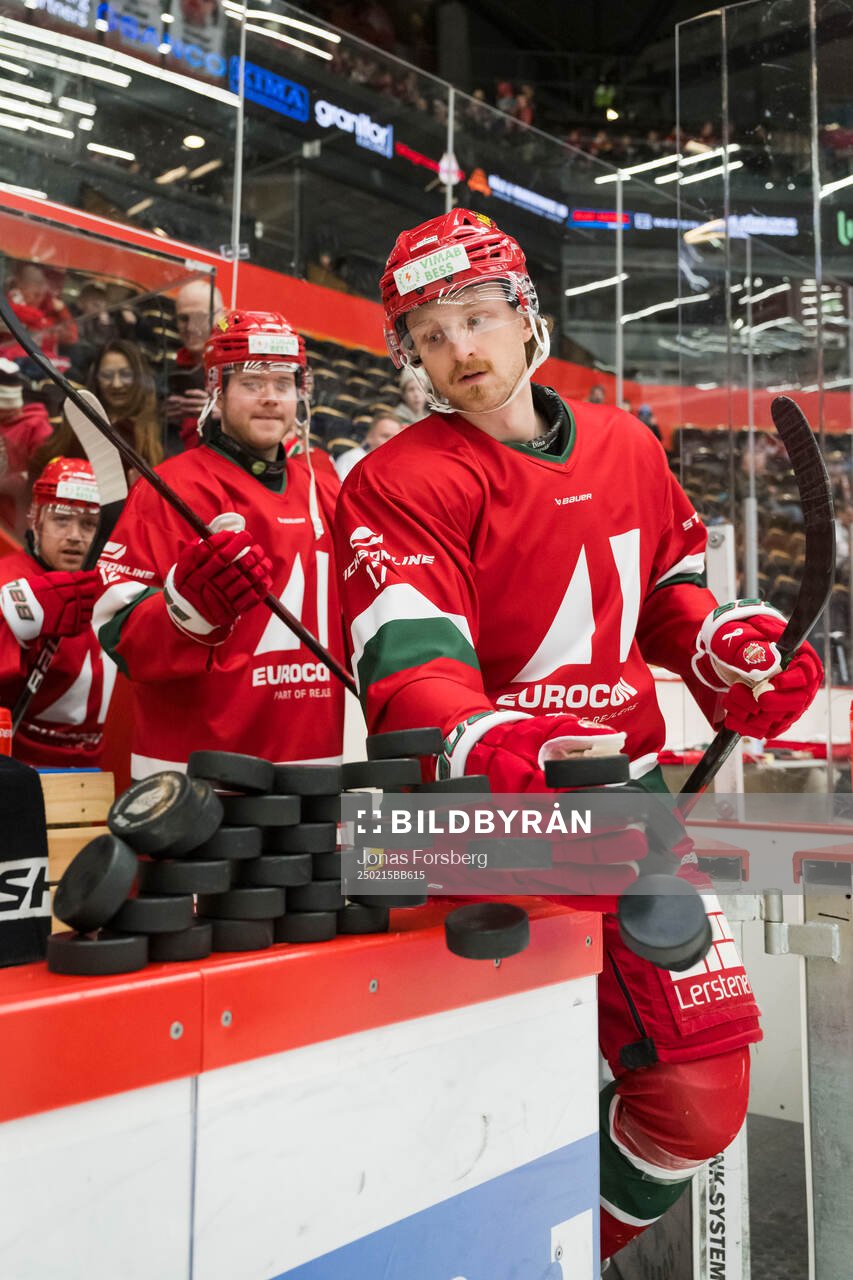 Modos Riley Woods  innan ishockeymatchen i SHL mellan Modo
