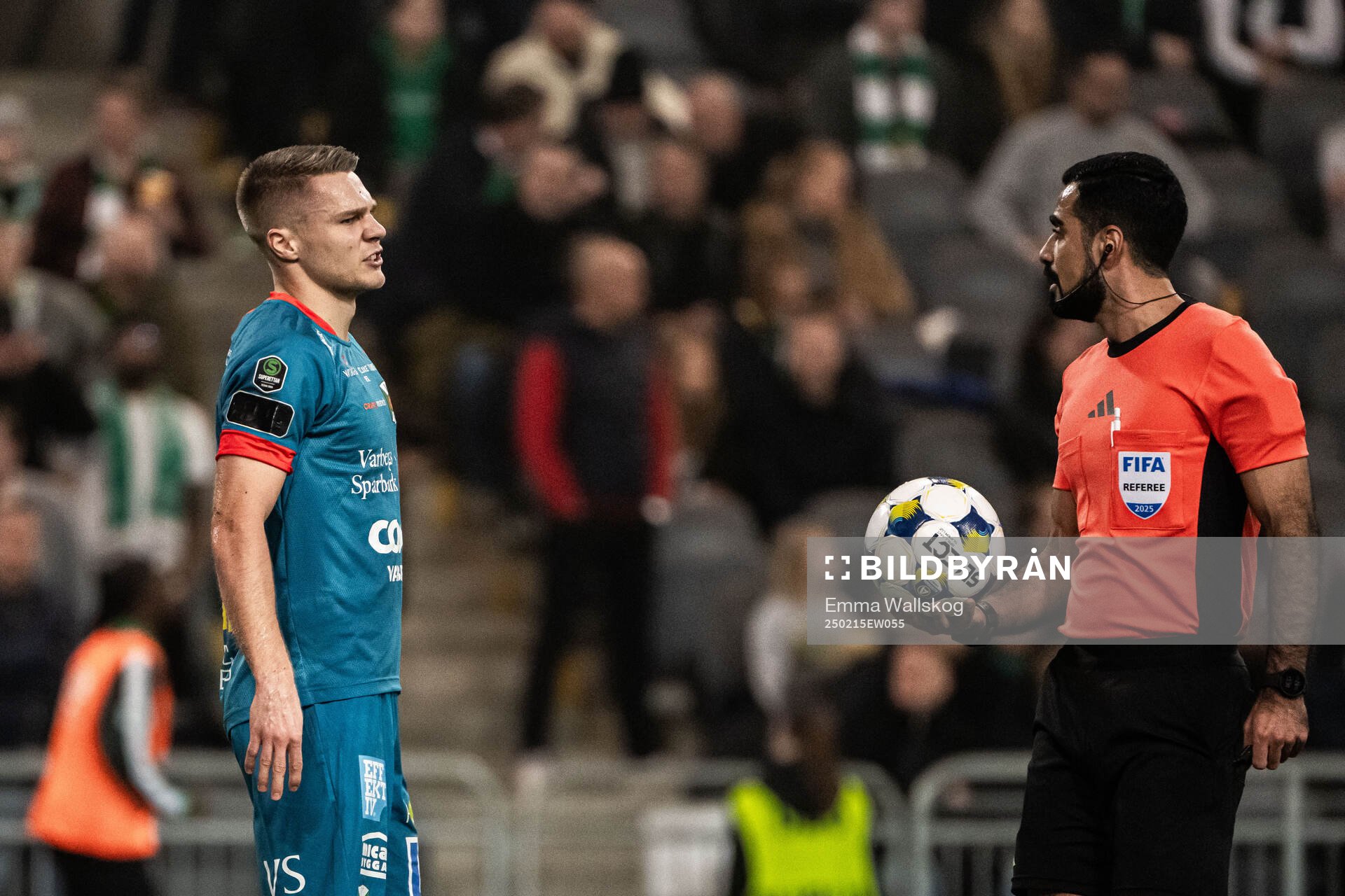 Varbergs Gustav Broman i diskussion med domare Mohammed