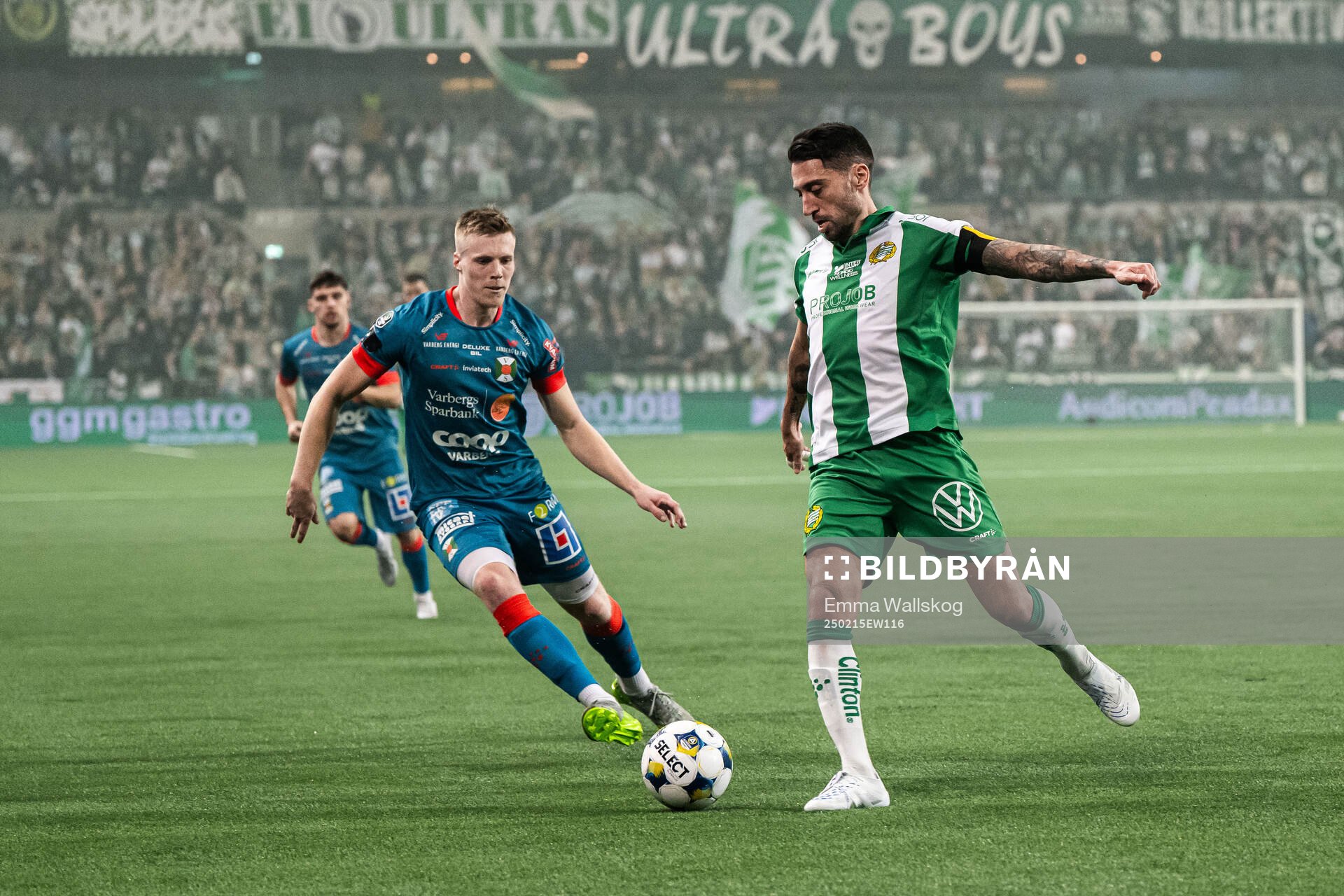 Varbergs Emil Hellman och Hammarbys Nahir Besara under fotbollsmatchen i Svenska Cupen mellan Hammarby och Varberg den 15 februari 2025 i Stockholm.