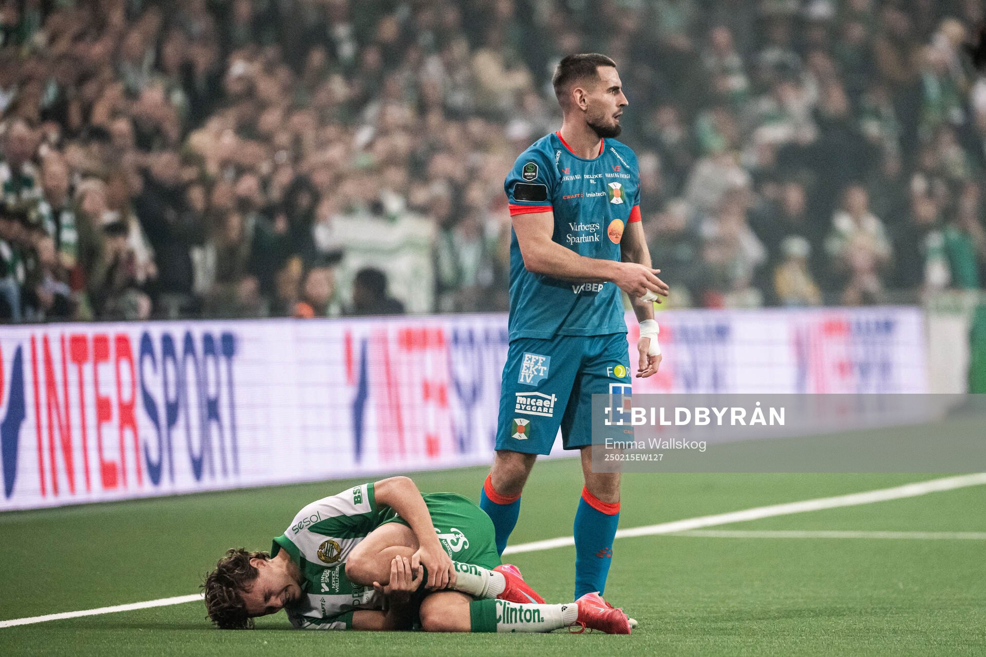 Hammarbys Hampus Skoglund har ont bredvid Varbergs Erion
