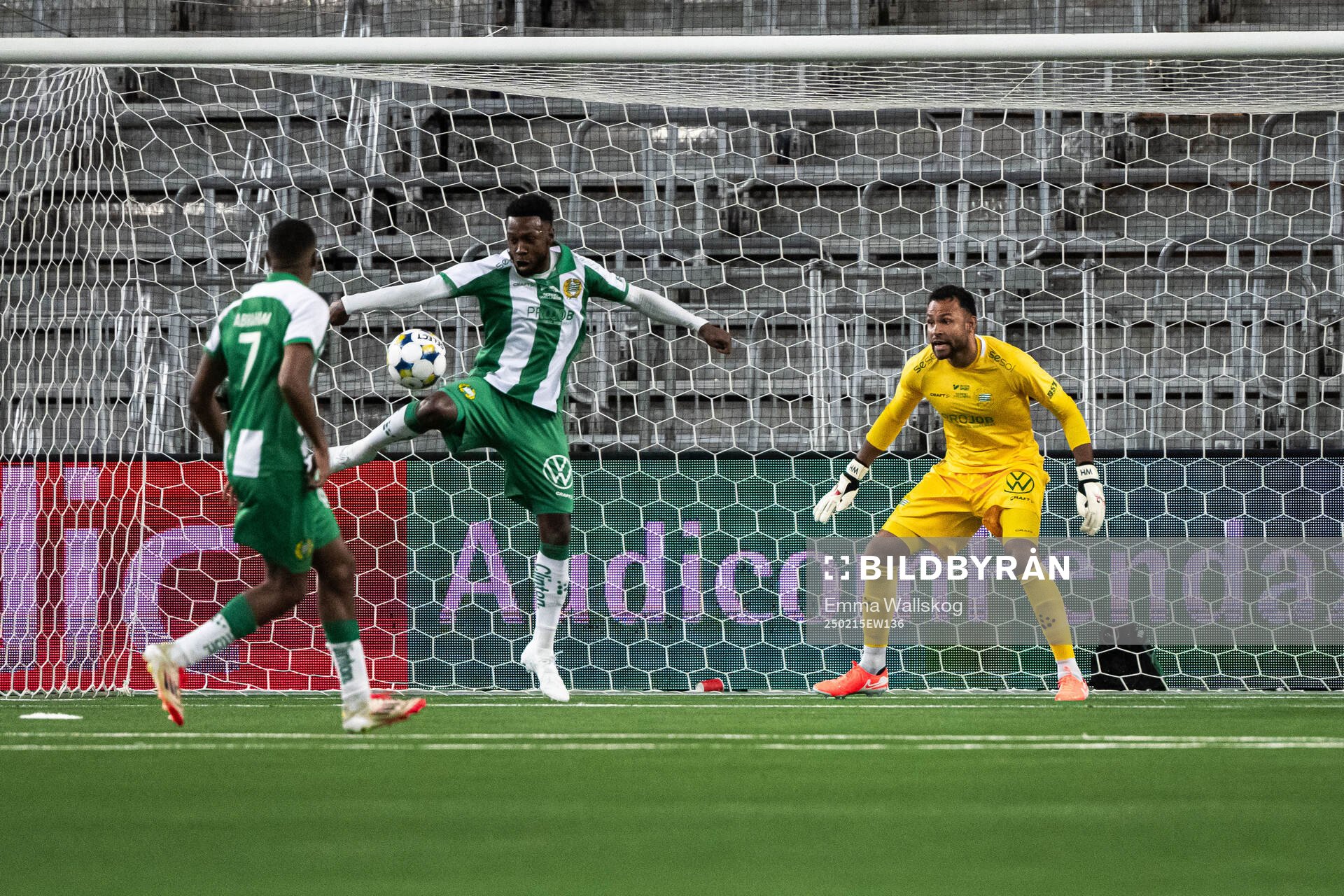 Hammarbys Shaquille Pinas och målvakt Warner Hahn