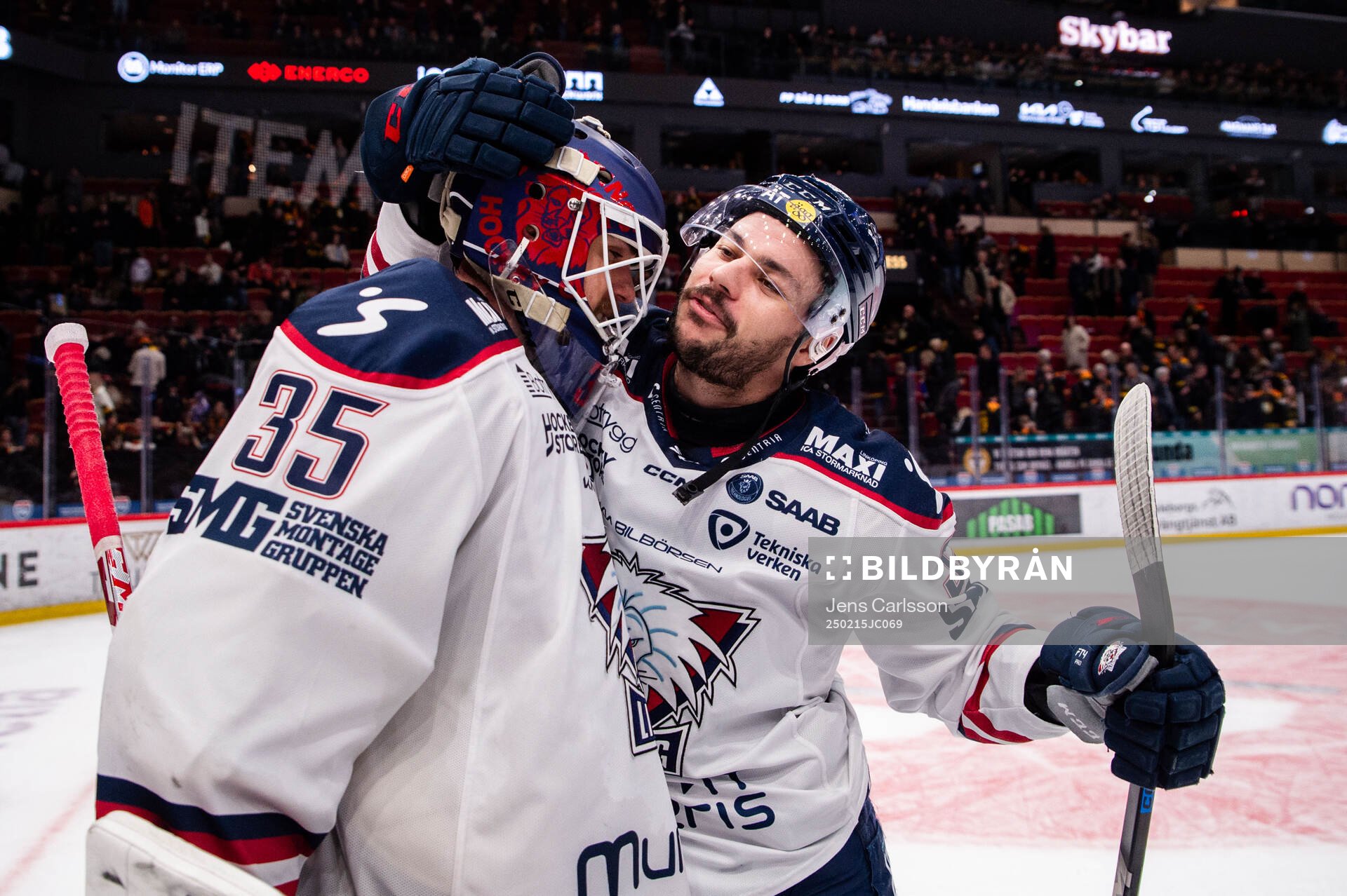 Linköpings målvakt Adam Werner och Ty Rattie jublar