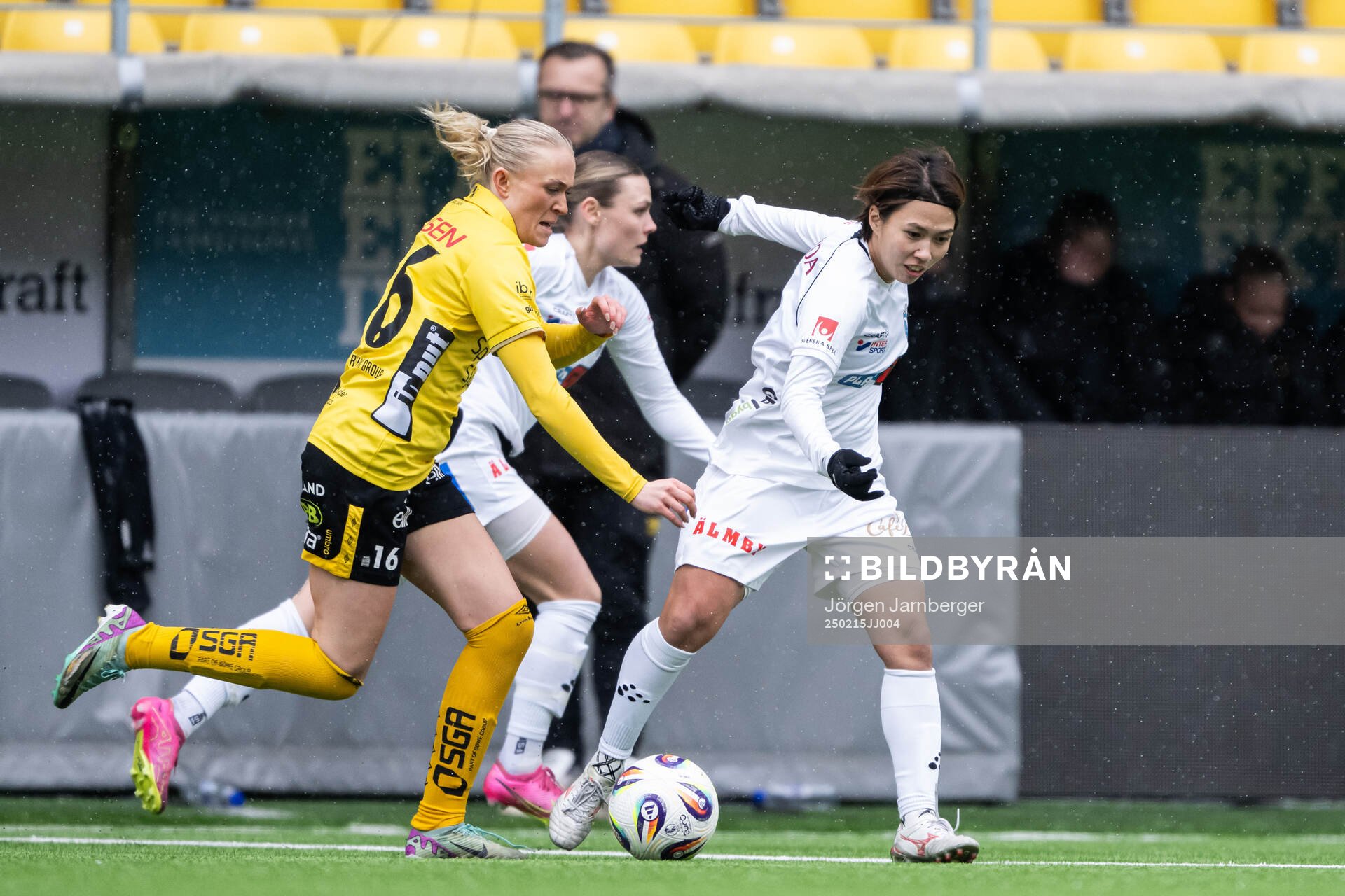 Elfsborgs Emilia Bengtsson och Växjö DFFs Miho Kamogawa