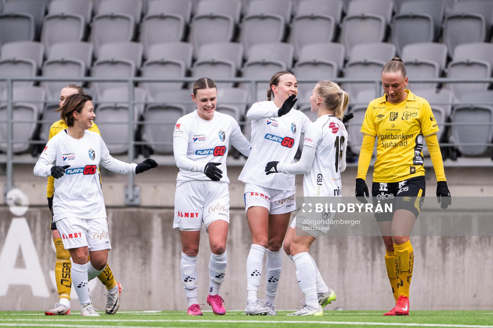 Växjö DFFs Larkin Russel jublar med lagkamrater