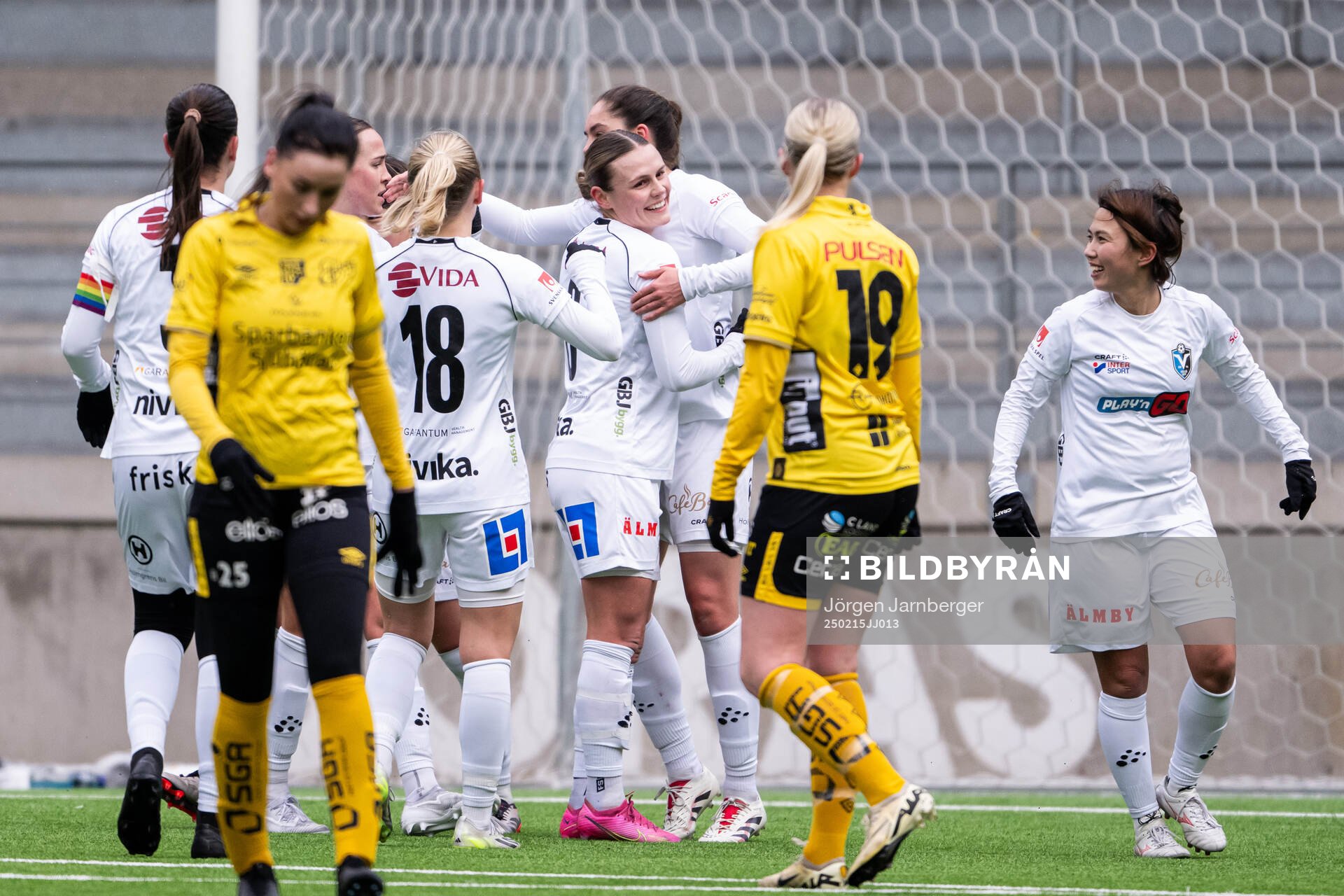 Växjö DFFs spelare jublar