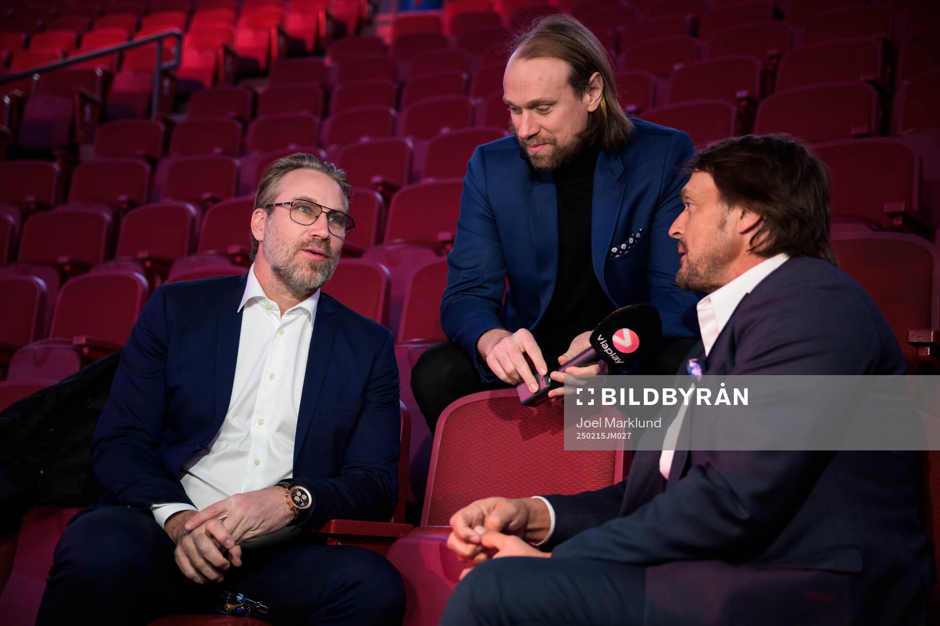 Former players Peter Forsberg of Sweden and Teemu Selänne