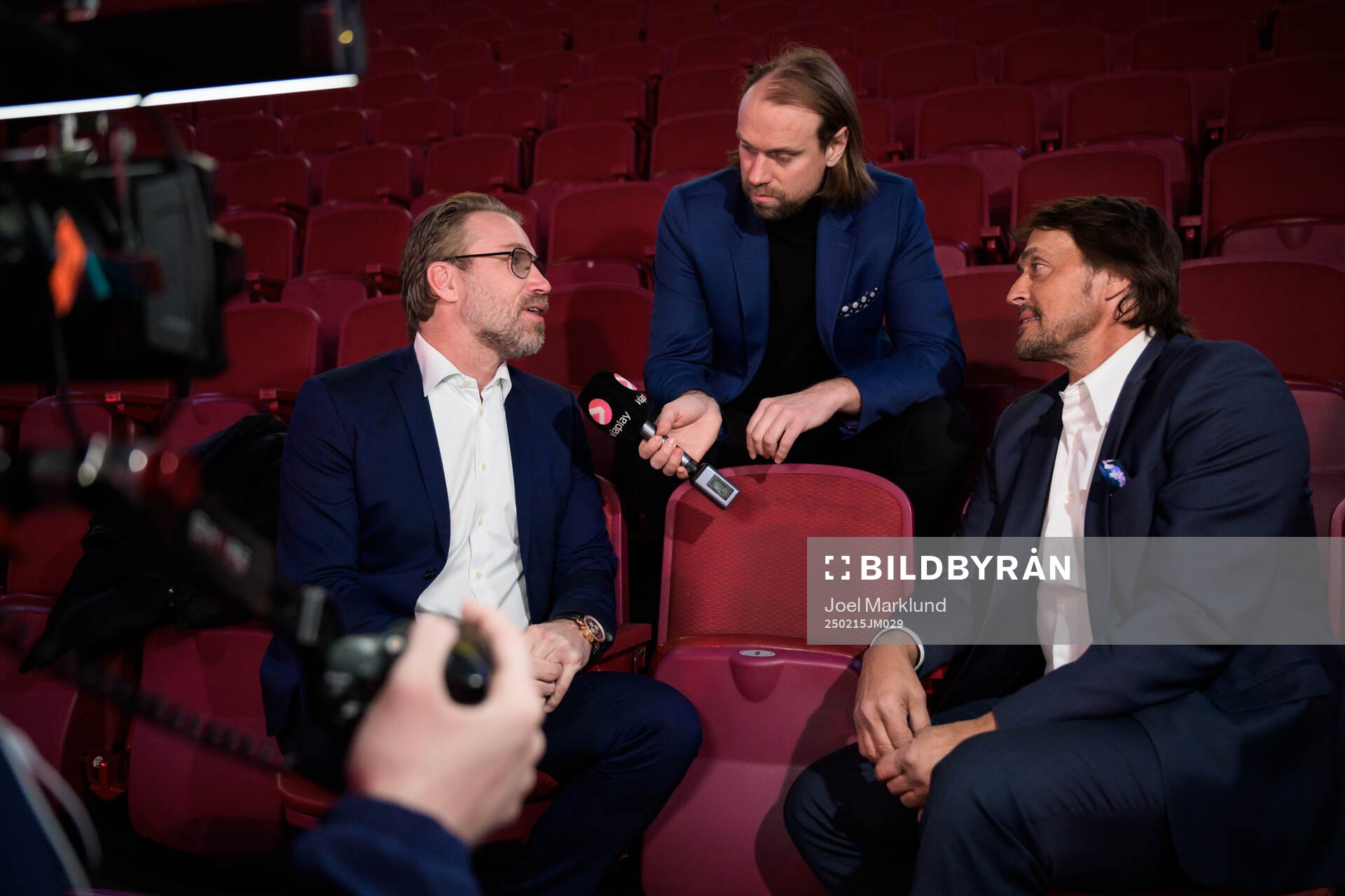 Former players Peter Forsberg of Sweden and Teemu Selänne