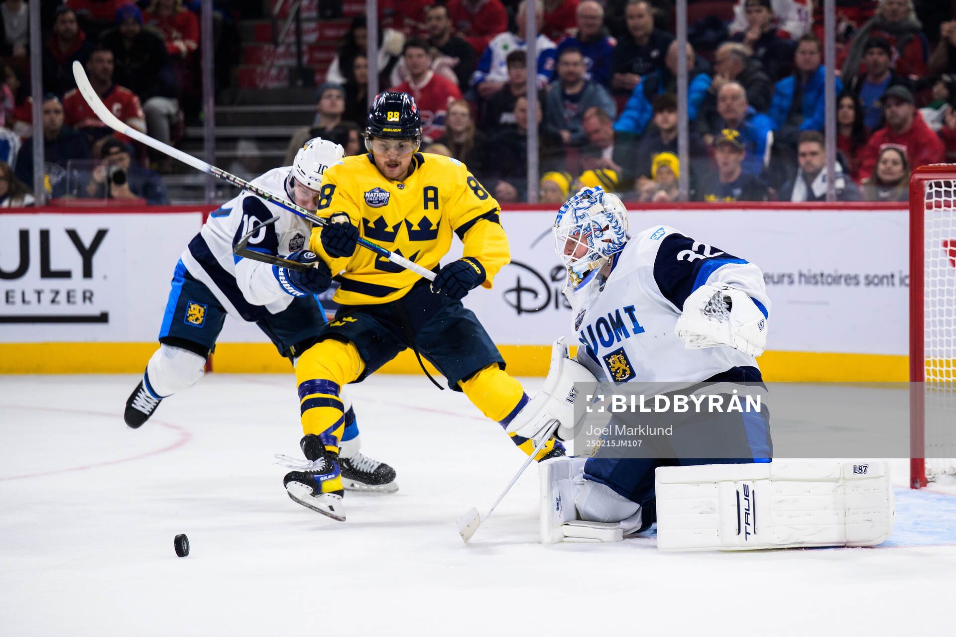 Henri Jokiharju and goaltender Kevin Lankinen of Finland
