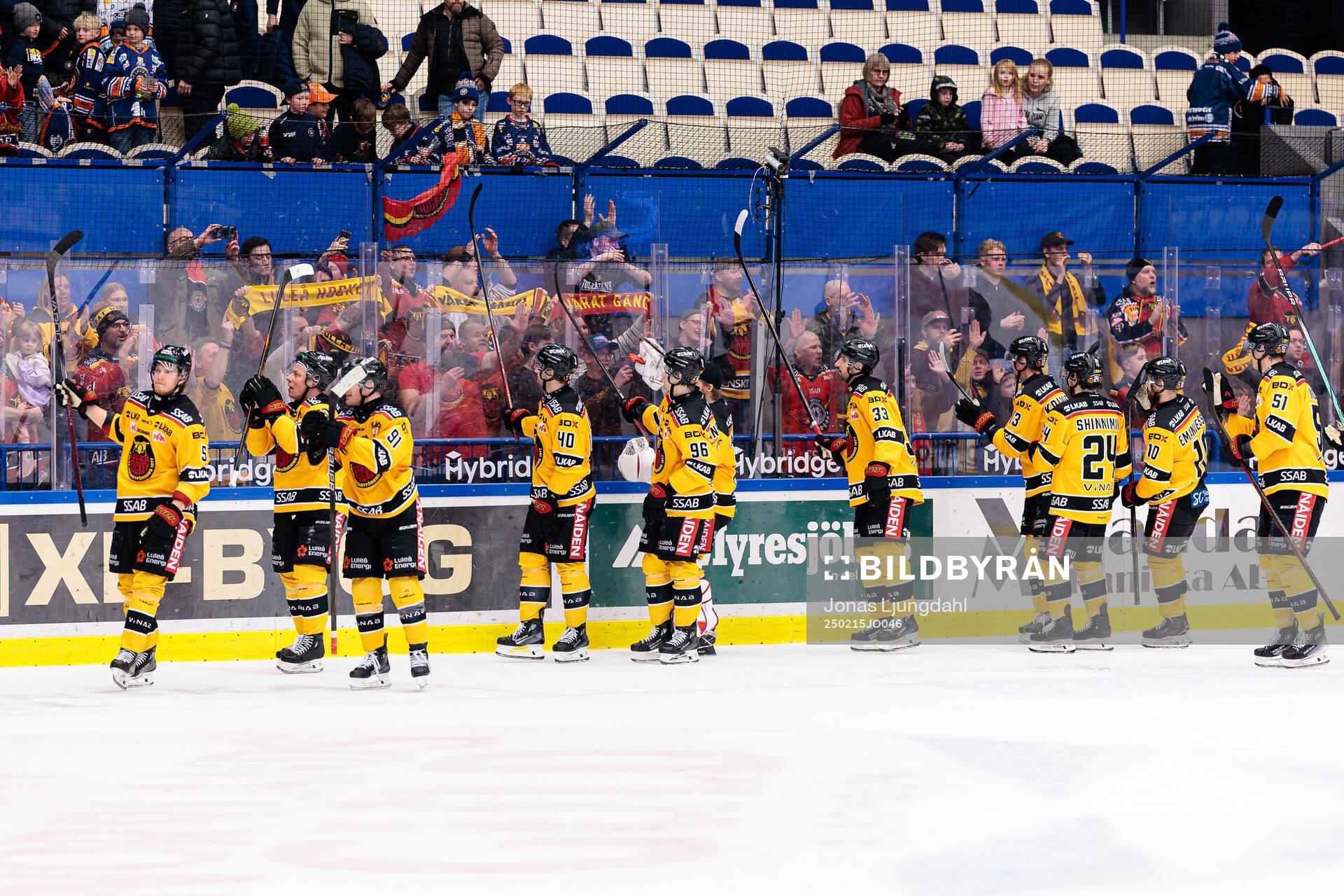 Luleås spelare jublar framför supportrarna