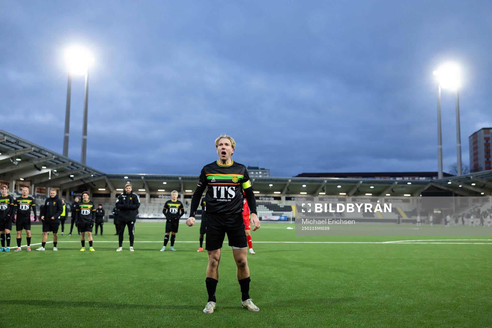 GAIS August Wängberg håller i segersång framför klacken