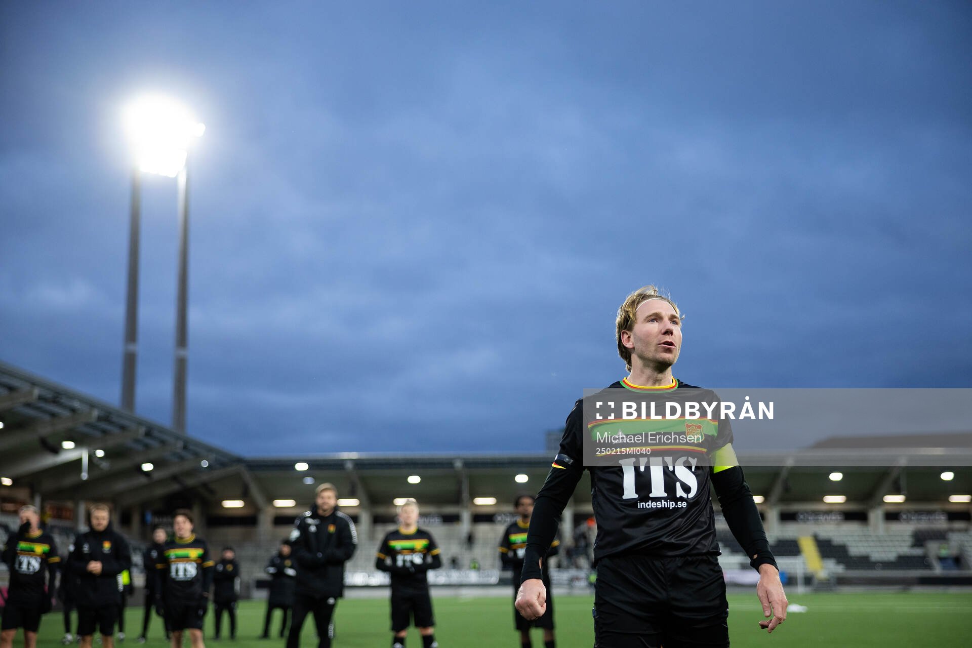 GAIS August Wängberg håller i segersång framför klacken
