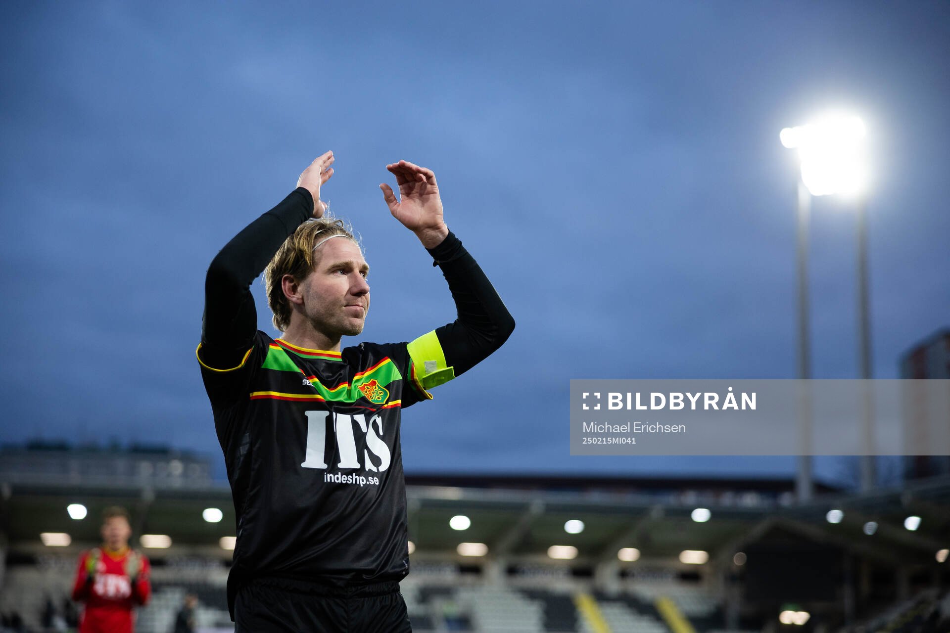 GAIS August Wängberg håller i segersång framför klacken efter fotbollsmatchen i Svenska Cupen mellan GAIS och Örebro den 15 februari 2025 i Göteborg.