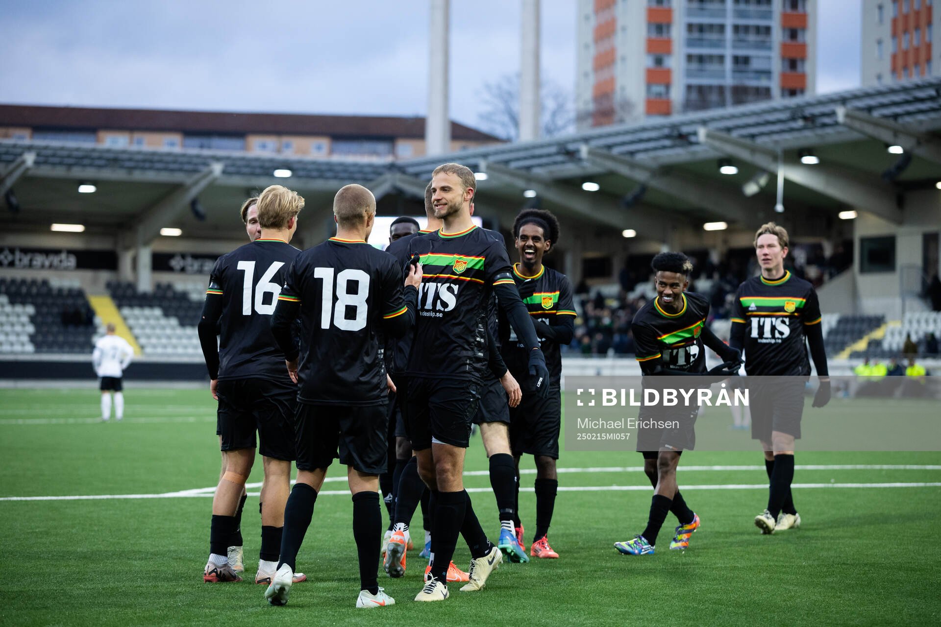 GAIS Kevin Holmén jublar med lagkamrater