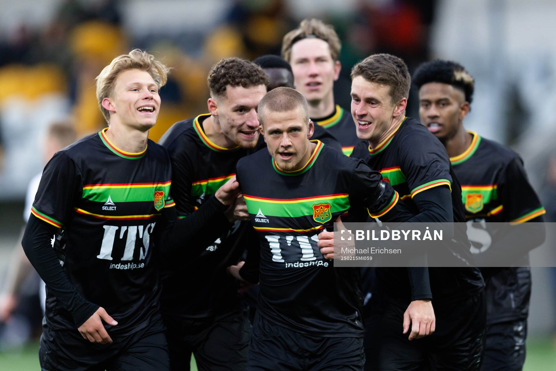 GAIS Kevin Holmén jublar med lagkamrater