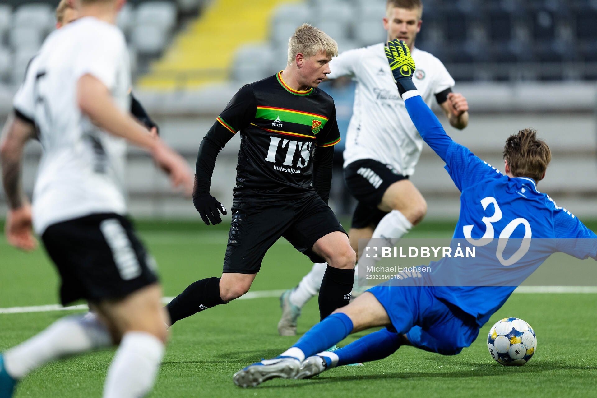 GAIS Robert Frosti Þorkelsson och Örebros målvakt Buster