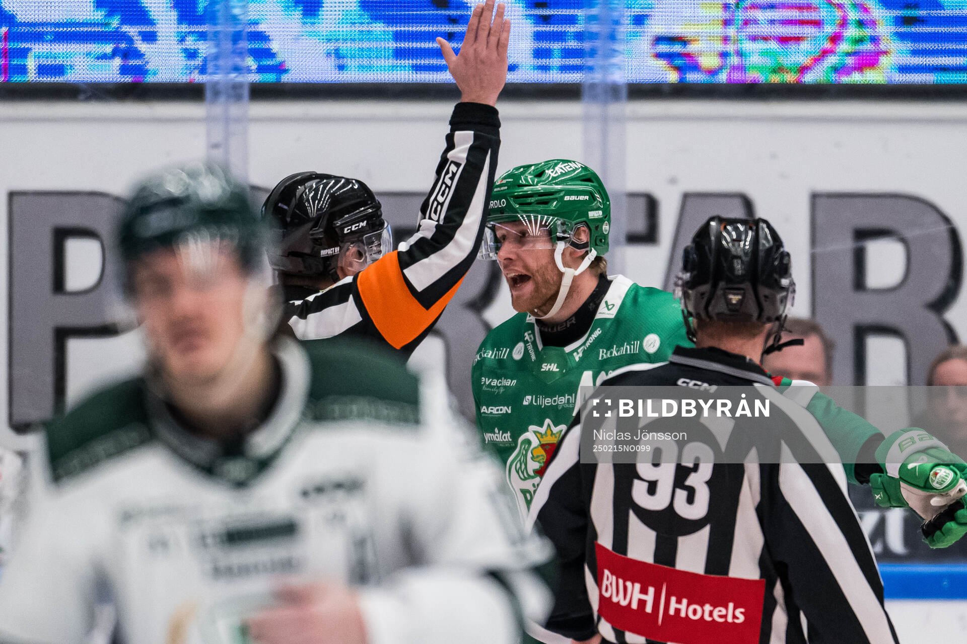 Rögles Ludvig Claesson I diskussion med domarenunder