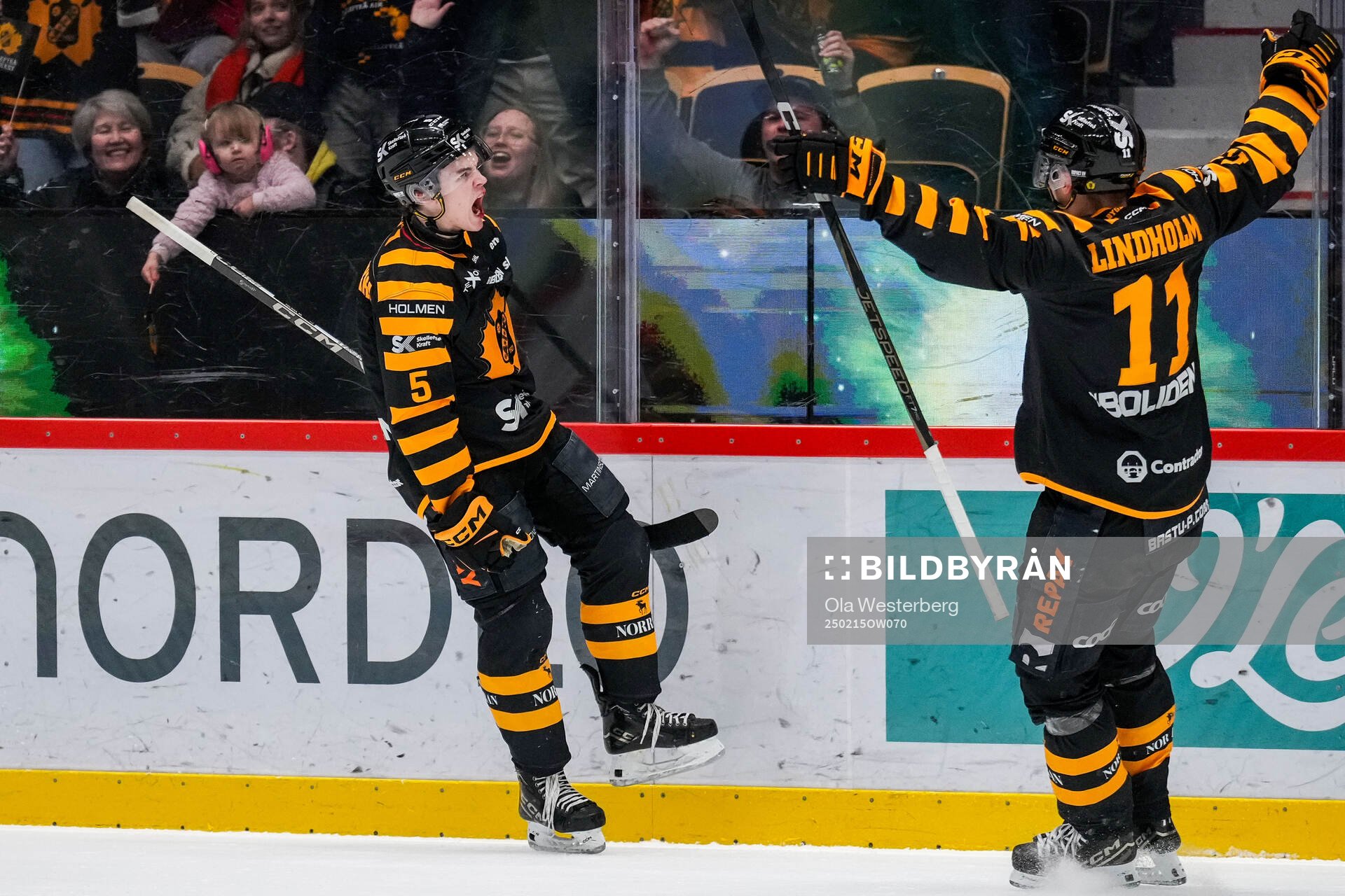Skellefteås Axel Sandin Pellikka och Max Lindholm jublar