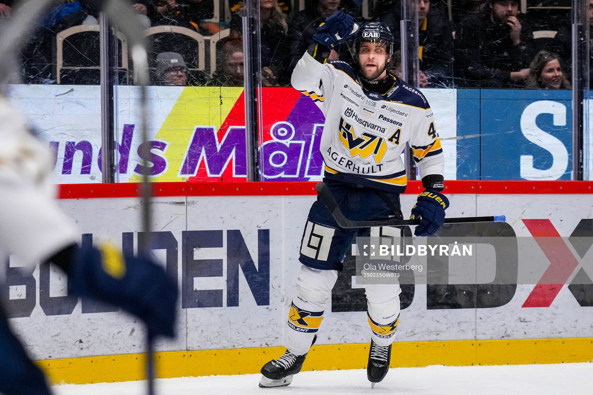 HV71s Joona Luoto jublar