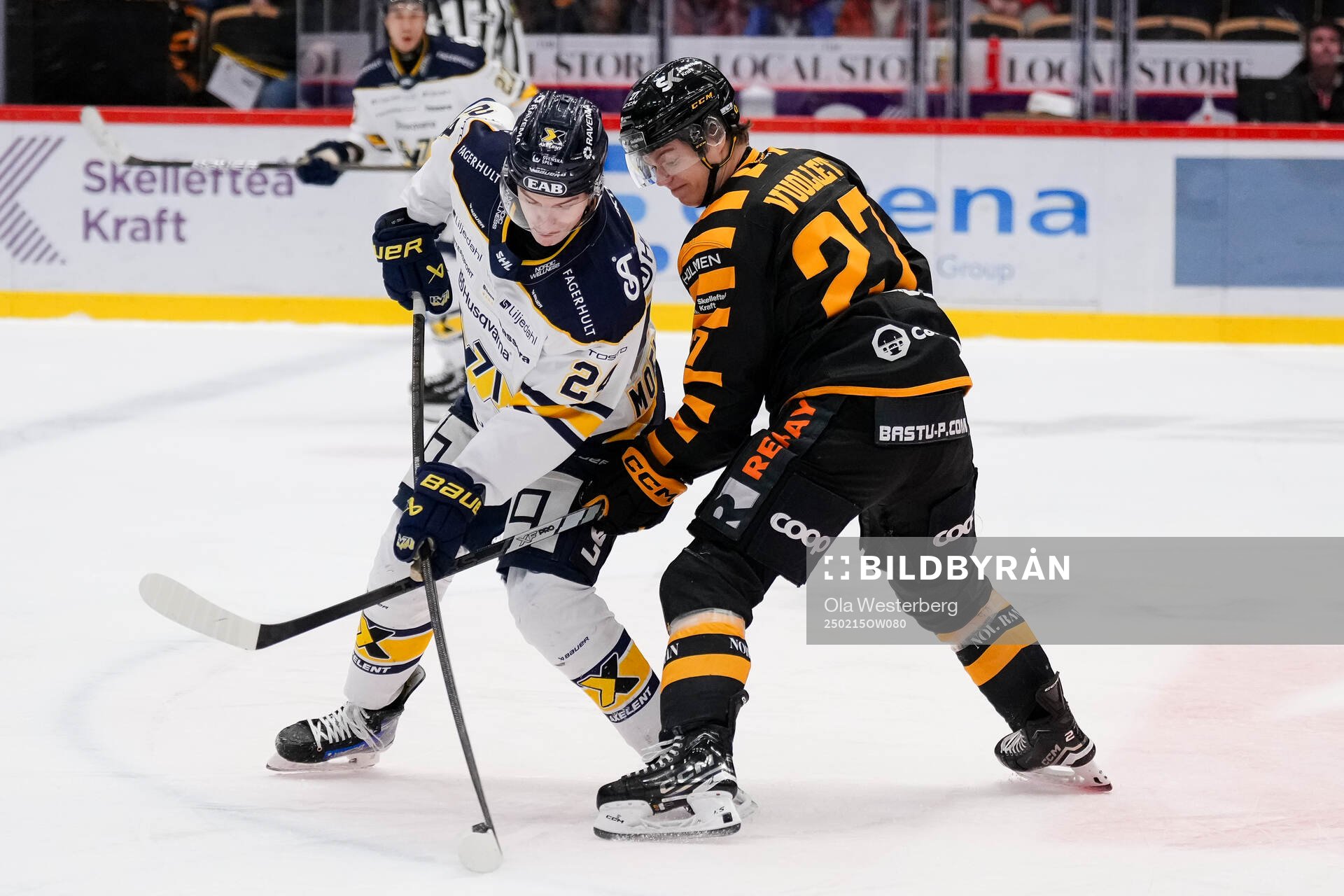 HV71s Oscar Fisker Molgaard och Skellefteås Oskar Vuollet