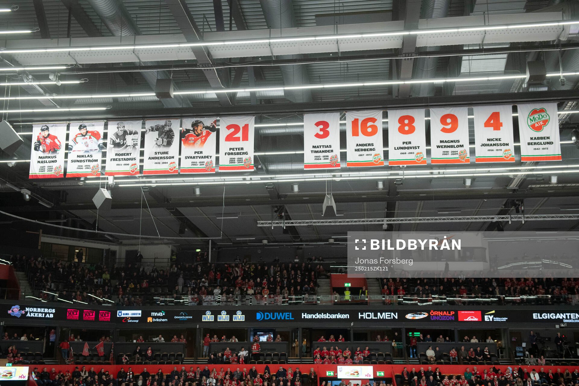 Pensionerade tröjor i taket innan ishockeymatchen i SHL