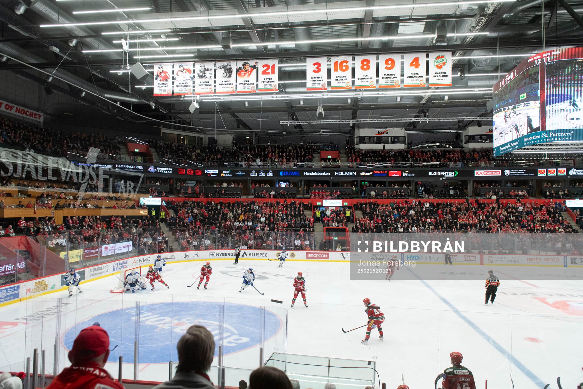 Pensionerade tröjor i taket innan ishockeymatchen i SHL