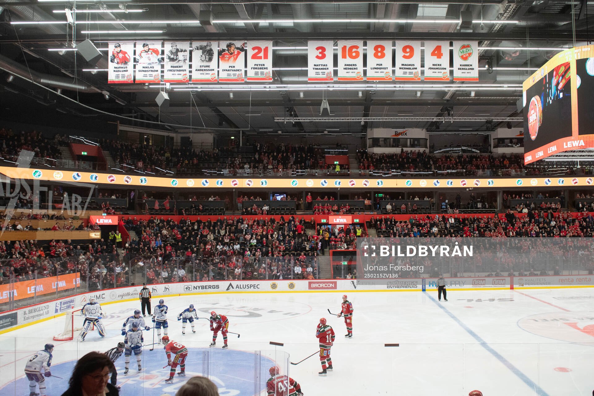 Pensionerade tröjor i taket innan ishockeymatchen i SHL