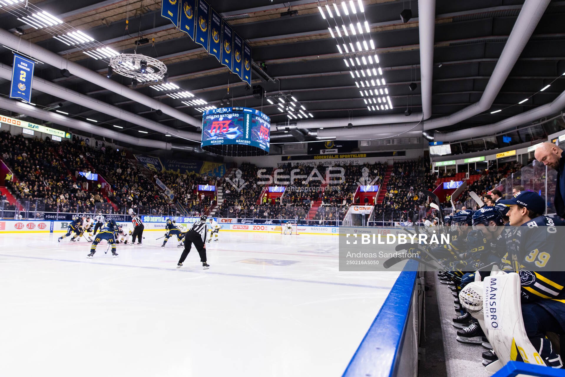 Södertäljes spelarbänk följer spelet